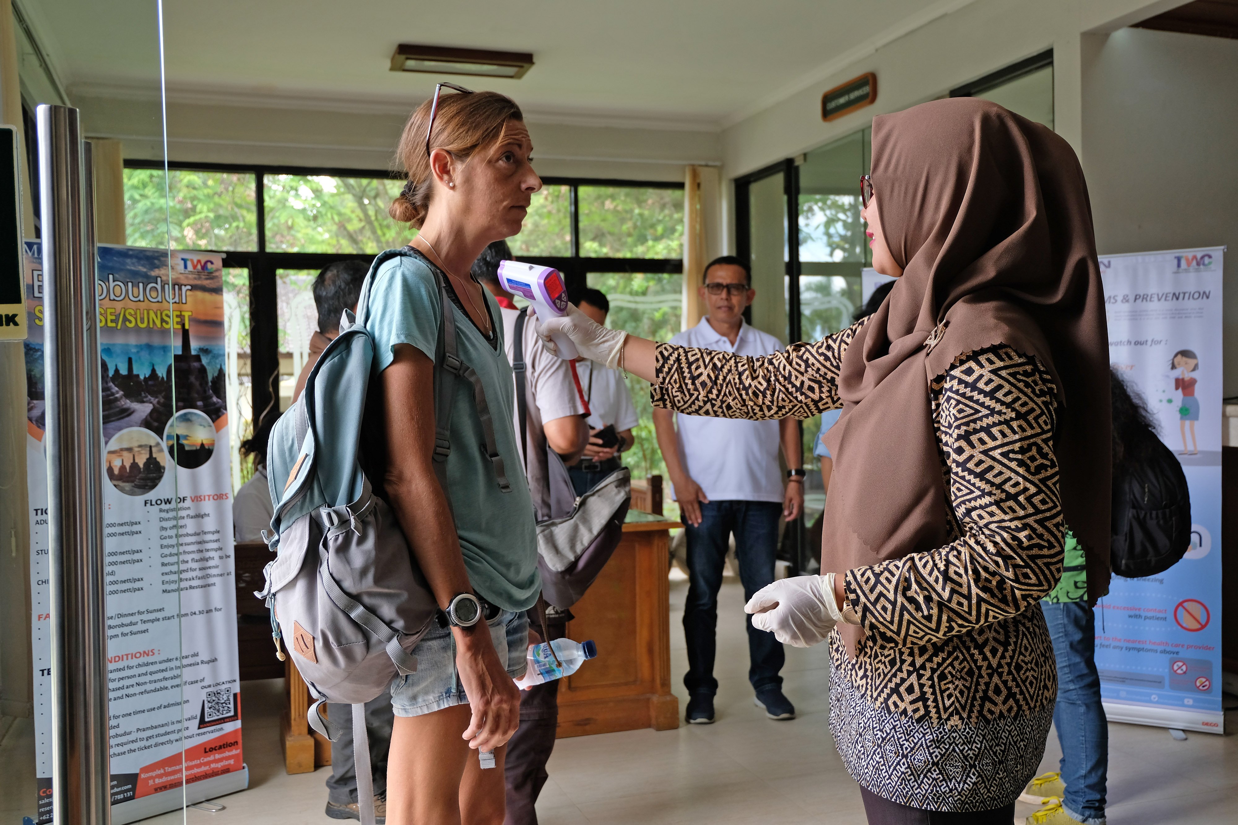 Petugas memeriksa suhu tubuh wisatawan mancanegara di pintu masuk Taman Wisata Candi (TWC) Borobudur, Magelang, Jawa Tengah.