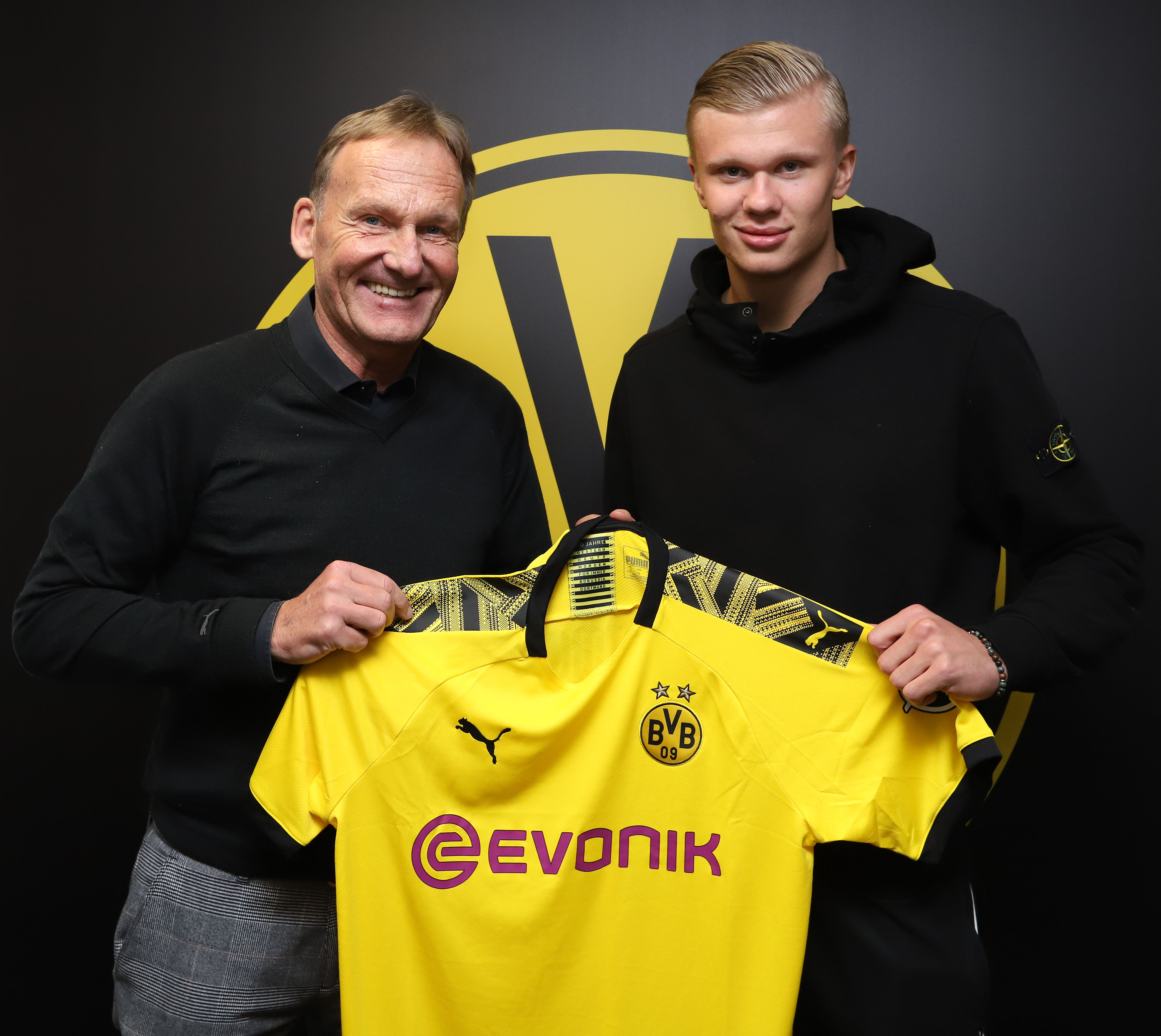 Erling Braut Haaland (kanan) saat diperkenalkan sebagai pemain Dortmund. Transfer biaya mahal dipastikan tidak akan terjadi pascapandemi.