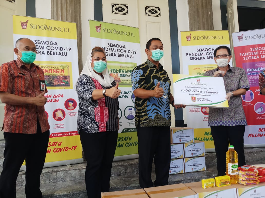 PT Sido  Muncul menyerahkan bantuan untuk warga dan tenaga medis terdampak covid-19 di Semarang, Selasa (5/5/2020).