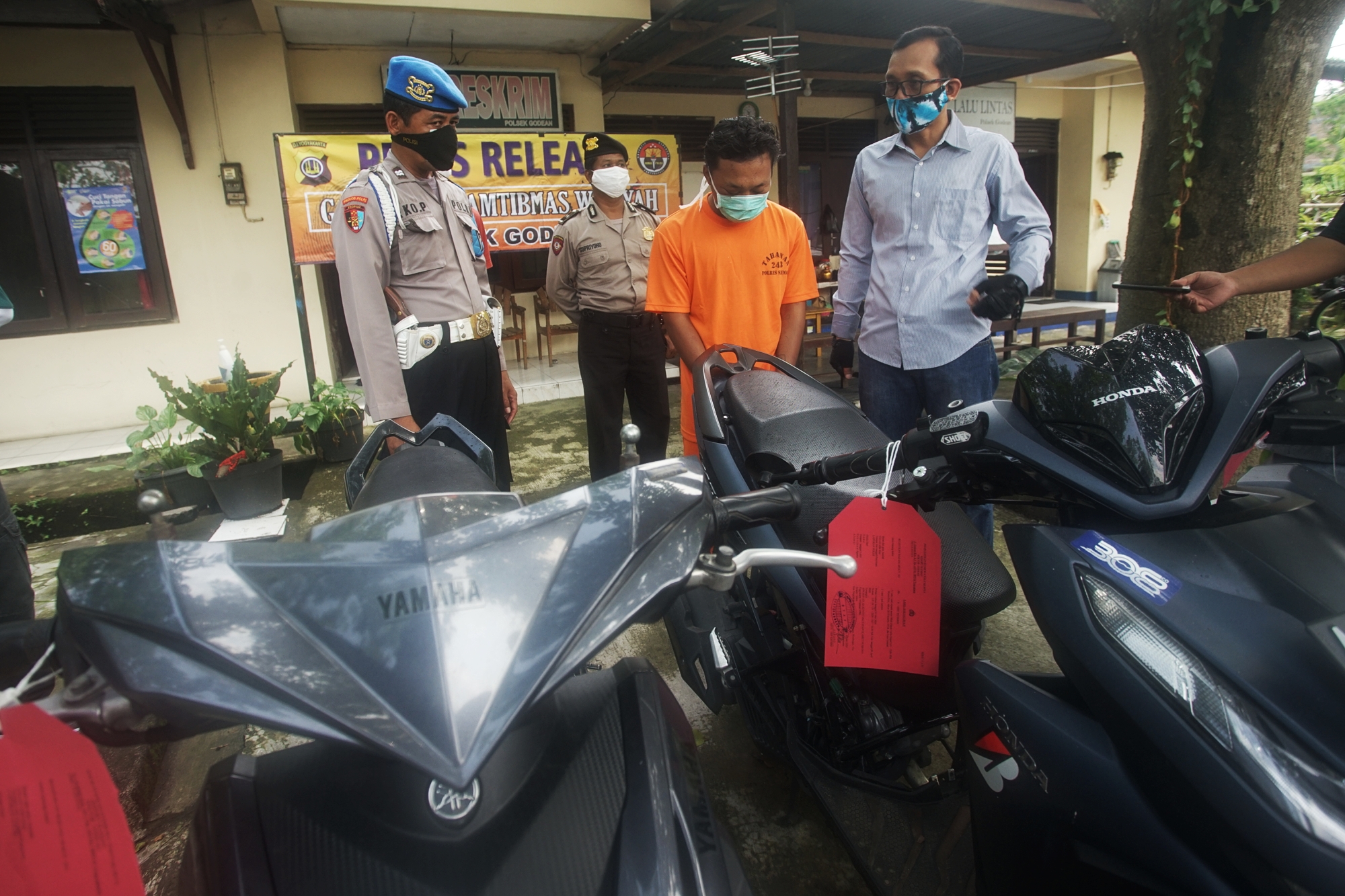 Seorang napi asimilasi covid-19 ditangkap polisi dengan barang bukti pencurian di  di Polsek Godean, Sleman, D.I Yogyakarta, Rabu (6/5/2020)