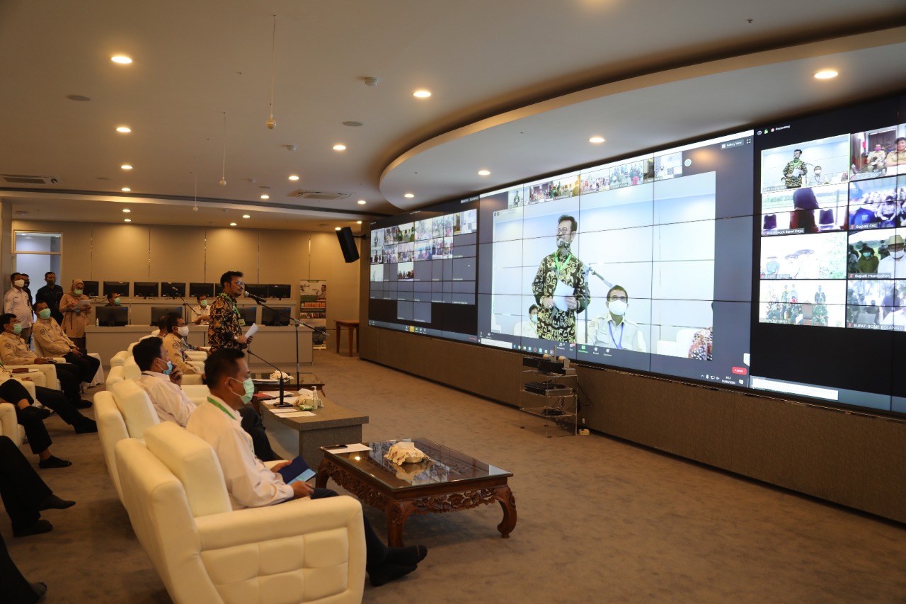 Mentan Syahrul Yasin Limpu (berdiri) saat video confrence dengan gubernur dan para bupati/wali kota seluruh Indonesia. 