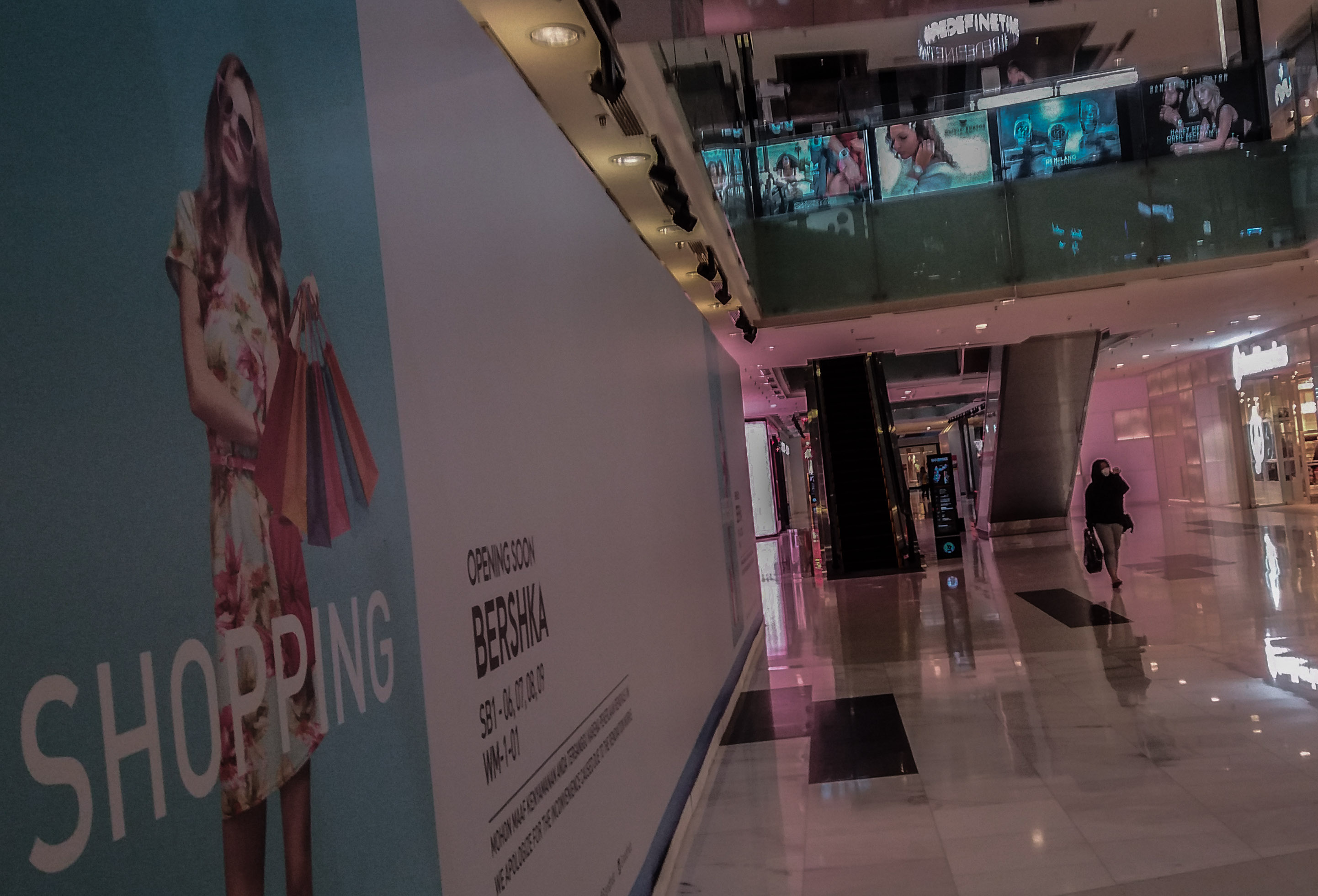 Suasana sepi di salah satu pusat perbelanjaan, Jakarta, Selasa (24/3).