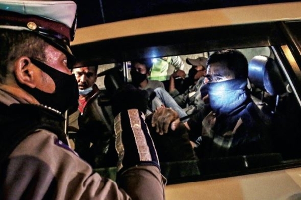 Petugas memeriksa penumpang kendaraan pribadi yang hendak mudik di Pos Penyekatan Operasi Ketupat Jaya 2020 Gerbang Tol Cikarang Barat