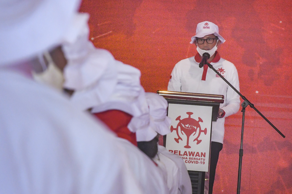 Ketum Relawan Indonesia Bersatu Lawan Covid-19, Sandiaga Uno, memberikan sambutan dalam suatu acara.