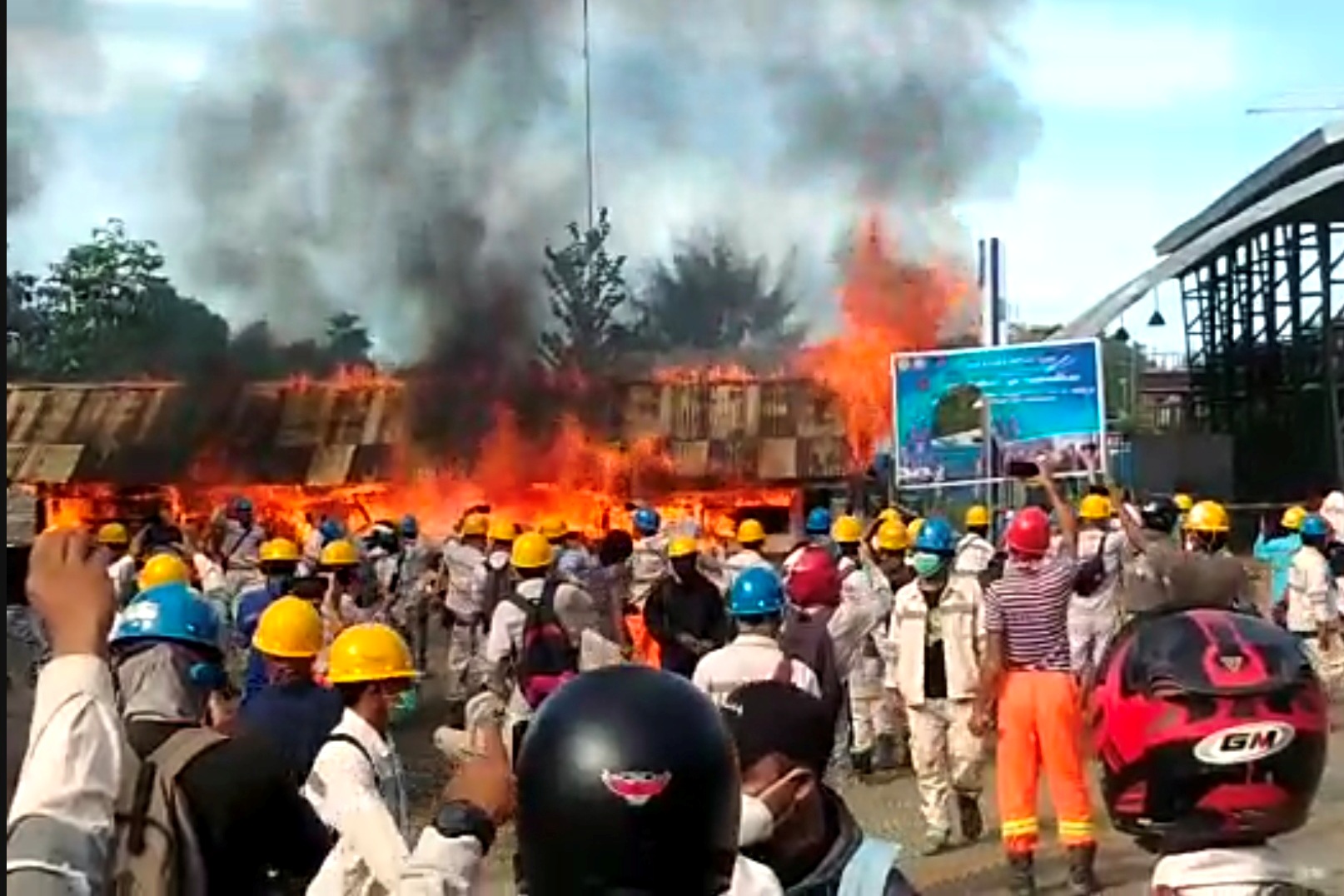 Aksi bakar dalam May Day di Maluku Utara, Jumat (1/5). 