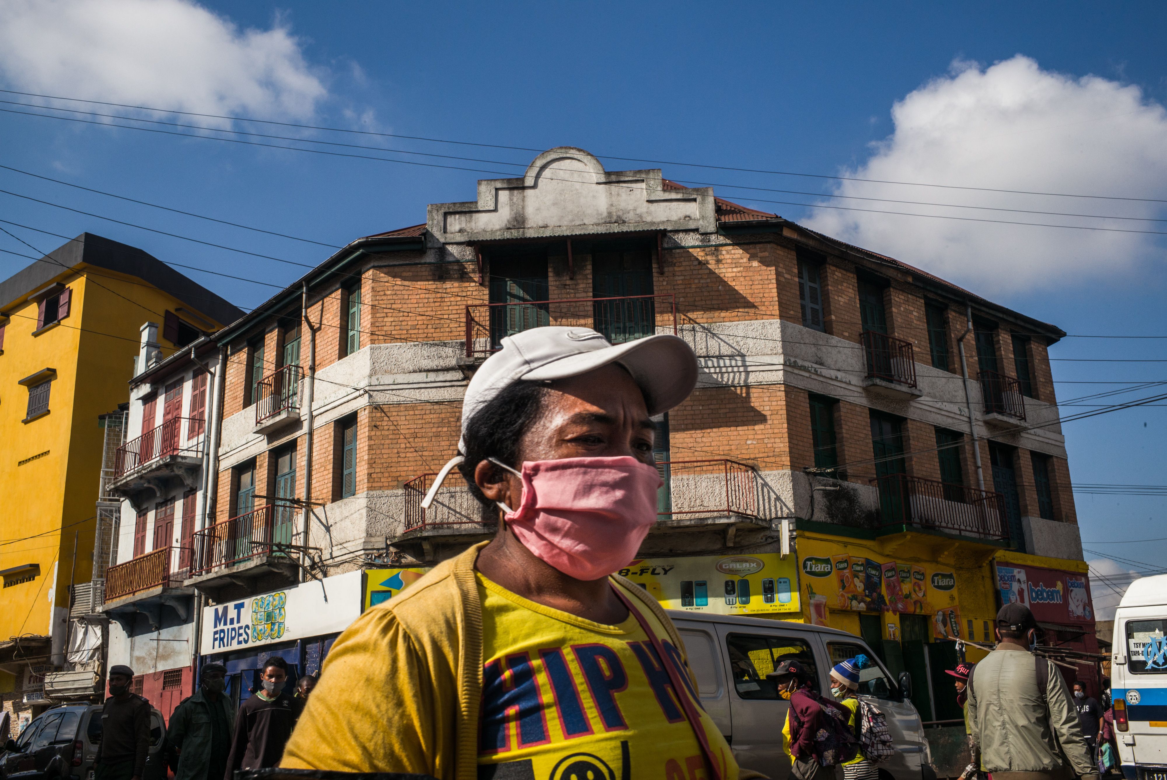 Seorang warga mengenakan masker berjalan di Iku Kota Madagaskar, Antananarivo.