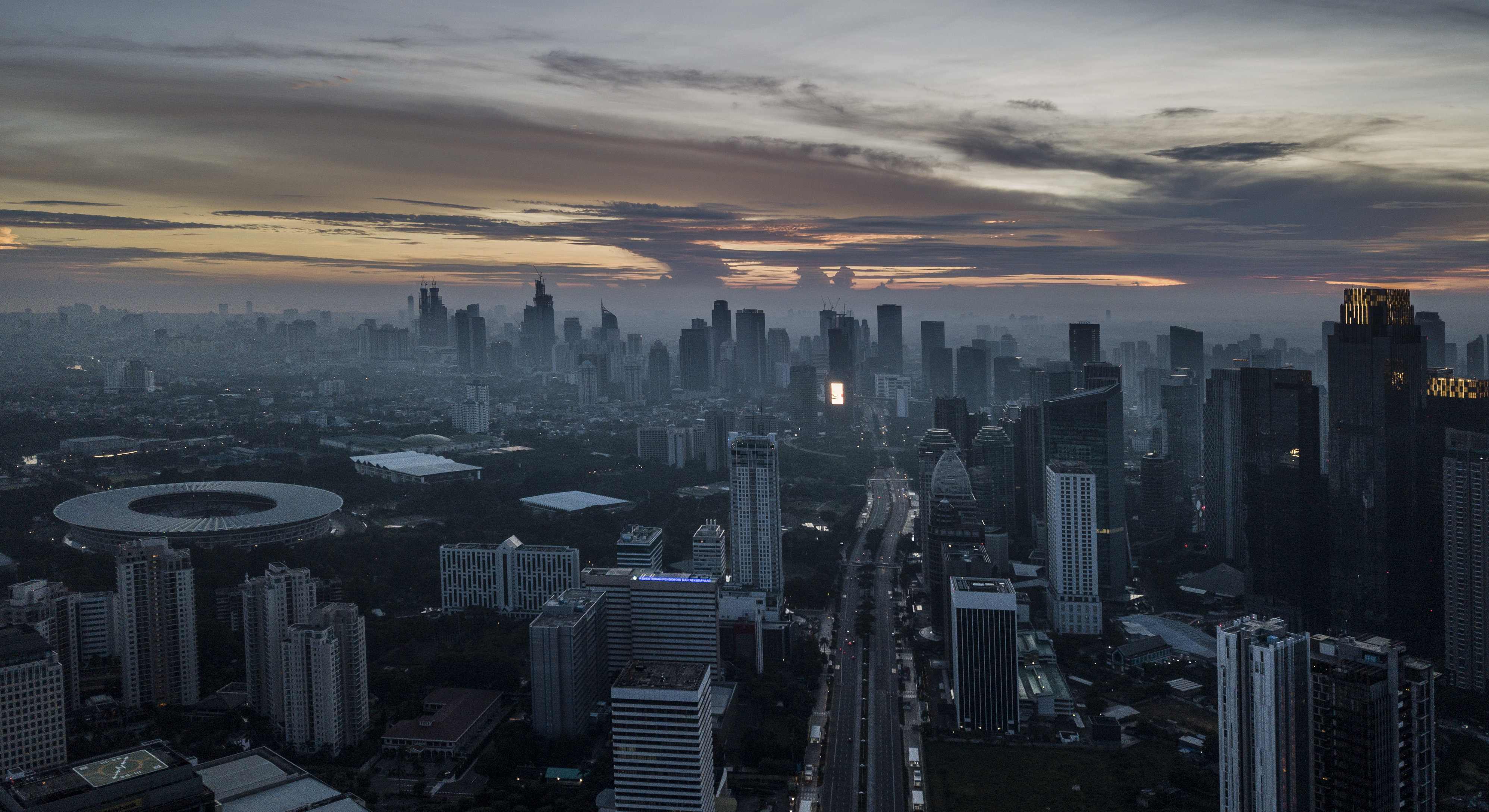 Foto udara suasana perkantoran saat matahari terbit di Jakarta, Selasa (26/5).