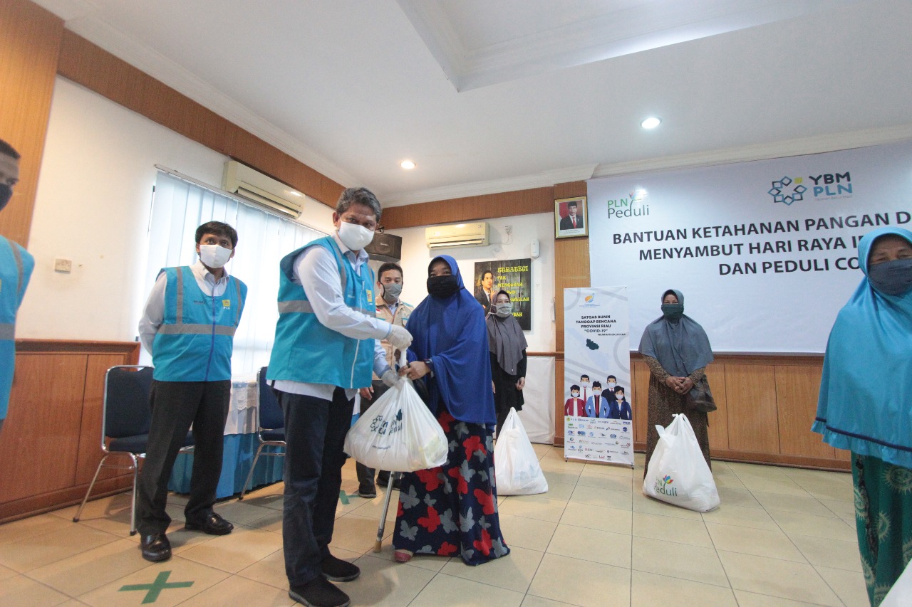 PT PLN (Persero) Unit Induk Wilayah Riau dan Kepulauan Riau menyalurkan sebanyak 2.437 paket sembako.