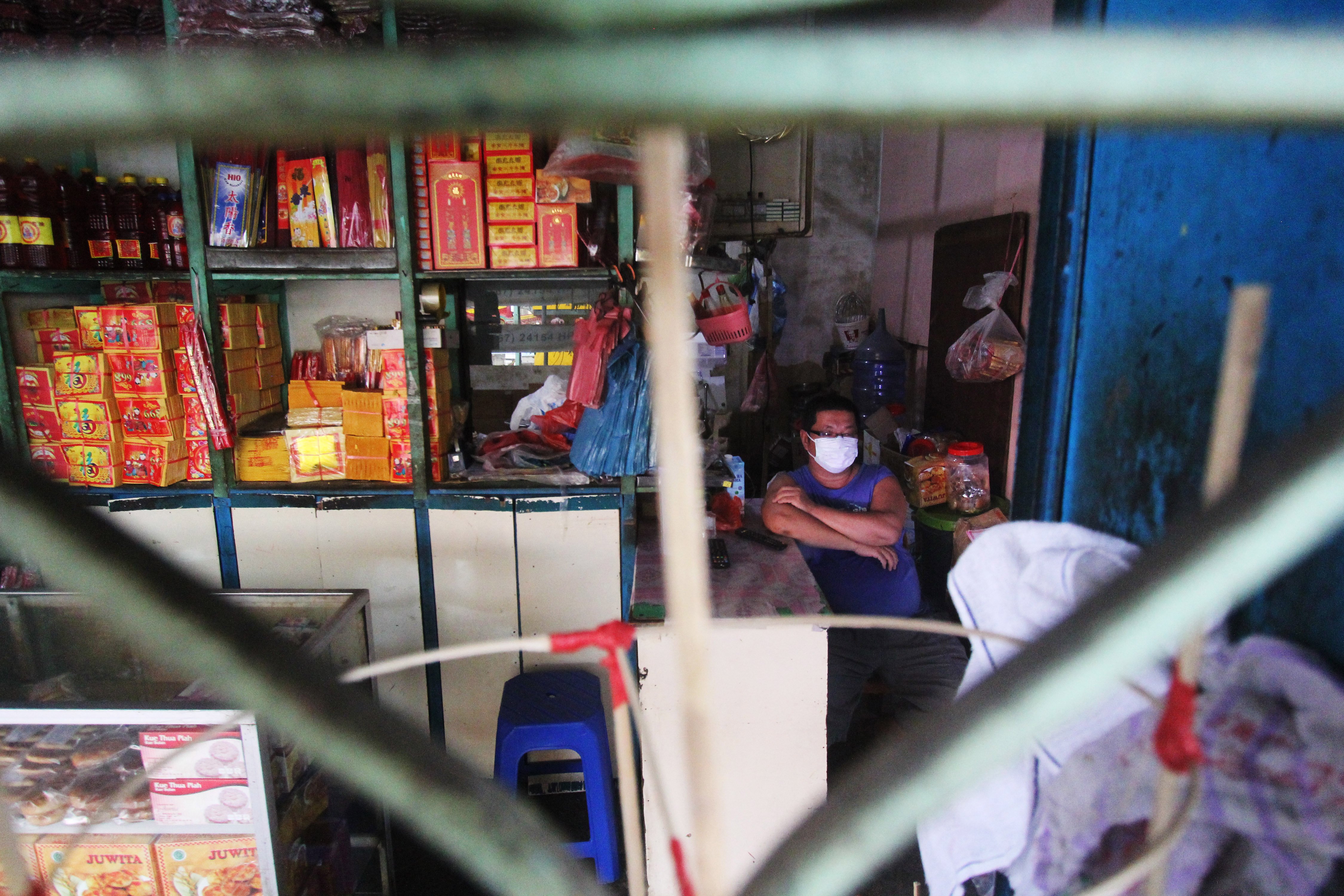 Seorang pedagang menjual makanan tradisional menunggu kedatangan pembeli di Bagansiapiapi, Rokan Hilir, Riau, Selasa (26/5). 