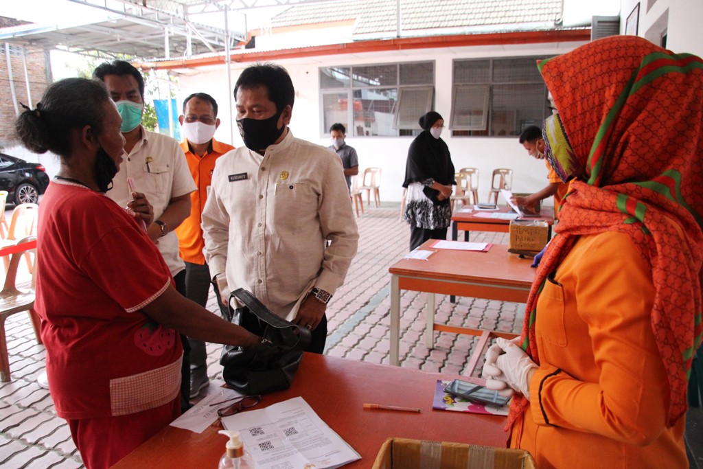 PT Kantor Pos Kota Pematangsiantar mulai membagikan bantuan sosial tunai kepada 8.613 kepala keluarga (KK) sebesar Rp600 ribu per KK.