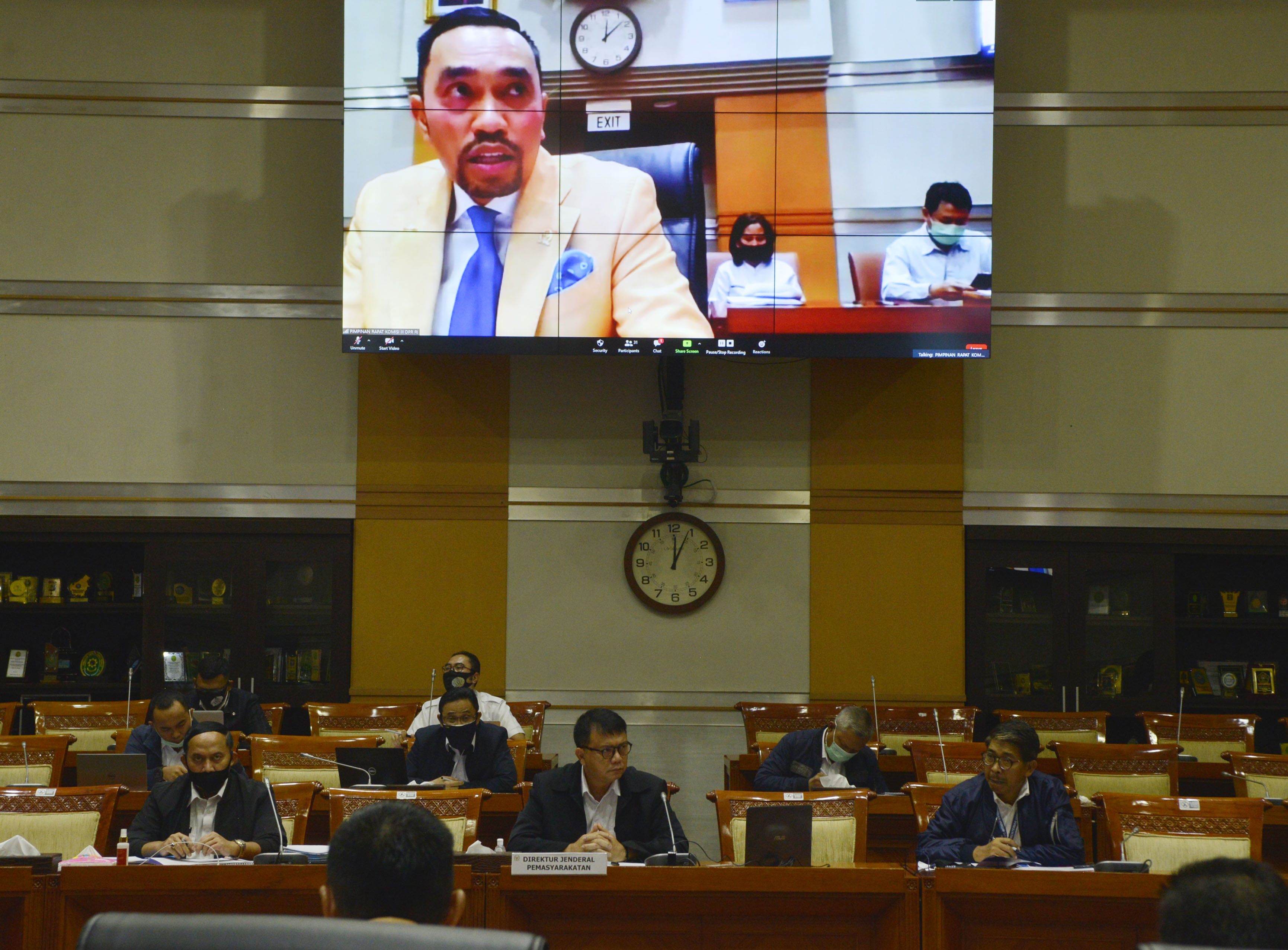 Dirjen Pemasyarakatan, Irjen Pol Reynhard Saut Poltak Silitonga (tengah) mengikuti jalannya rapat dengar pendapat dengan Komisi III DPR.