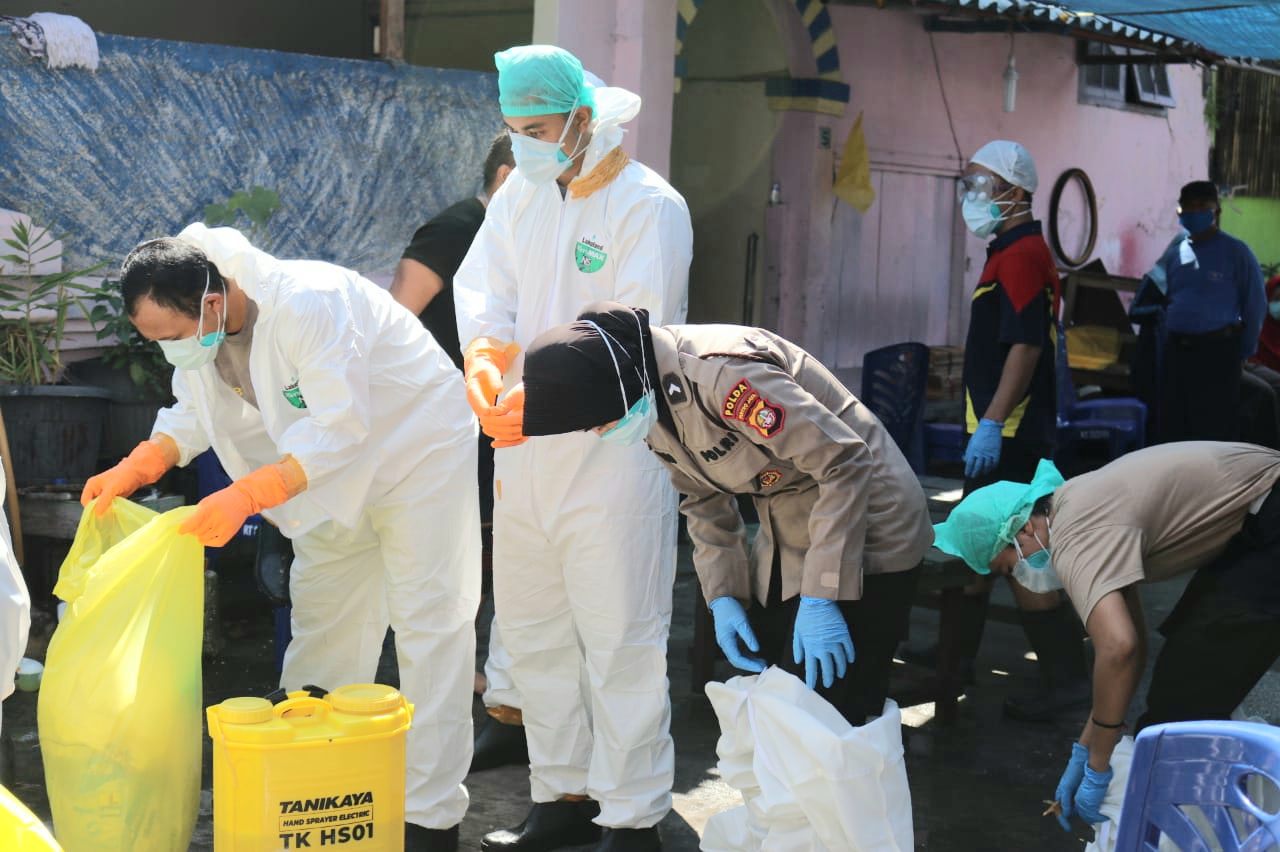 Ditsamaptha PMJ menerjunkan polwan untuk memakamkan korban Covid-19.