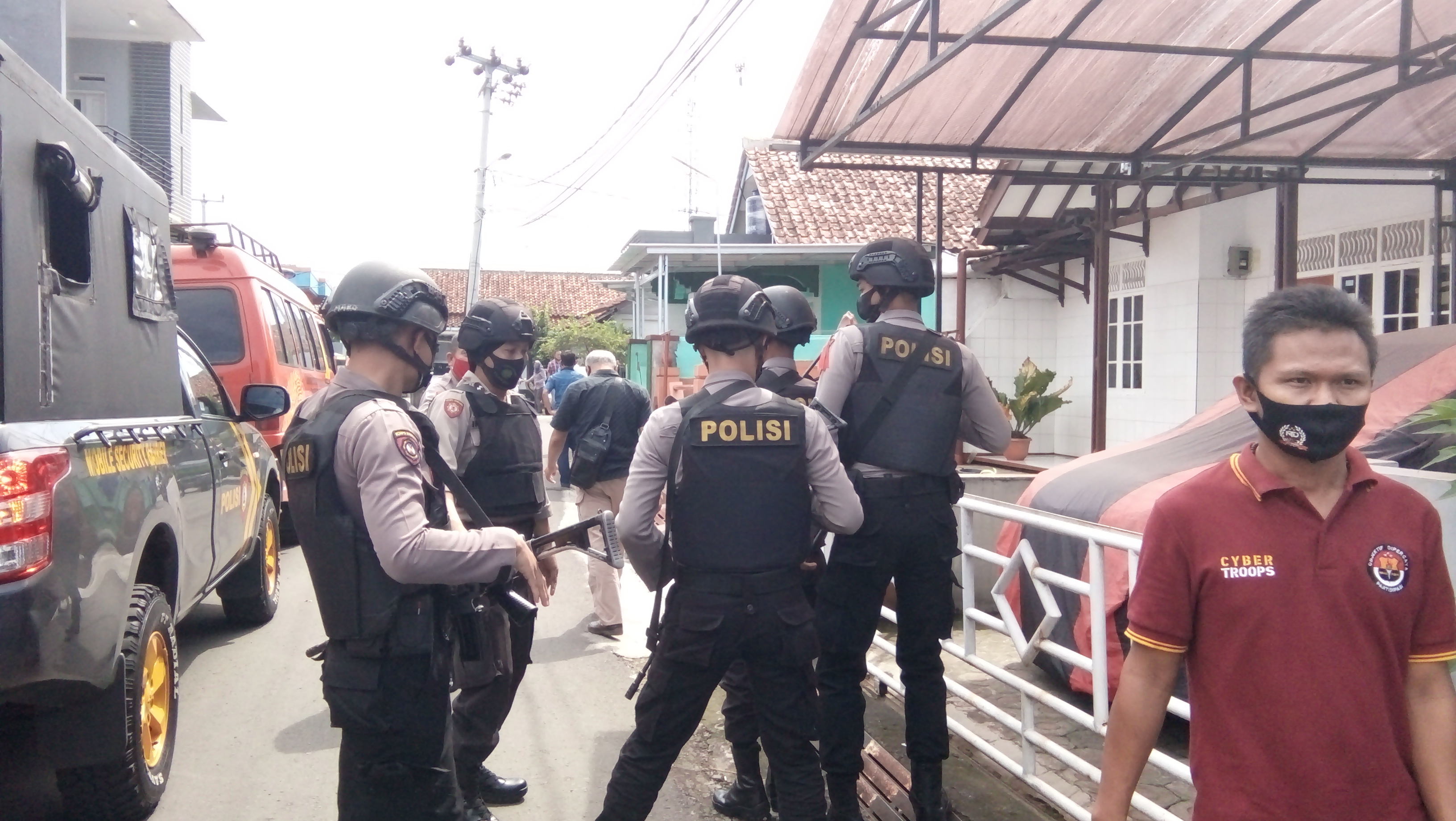 Densus 88 Mabes Polri didampingi anggota Polres Tasikmalaya Kota menggeledah salah satu rumah terduga teroris di Tasikmalaya.