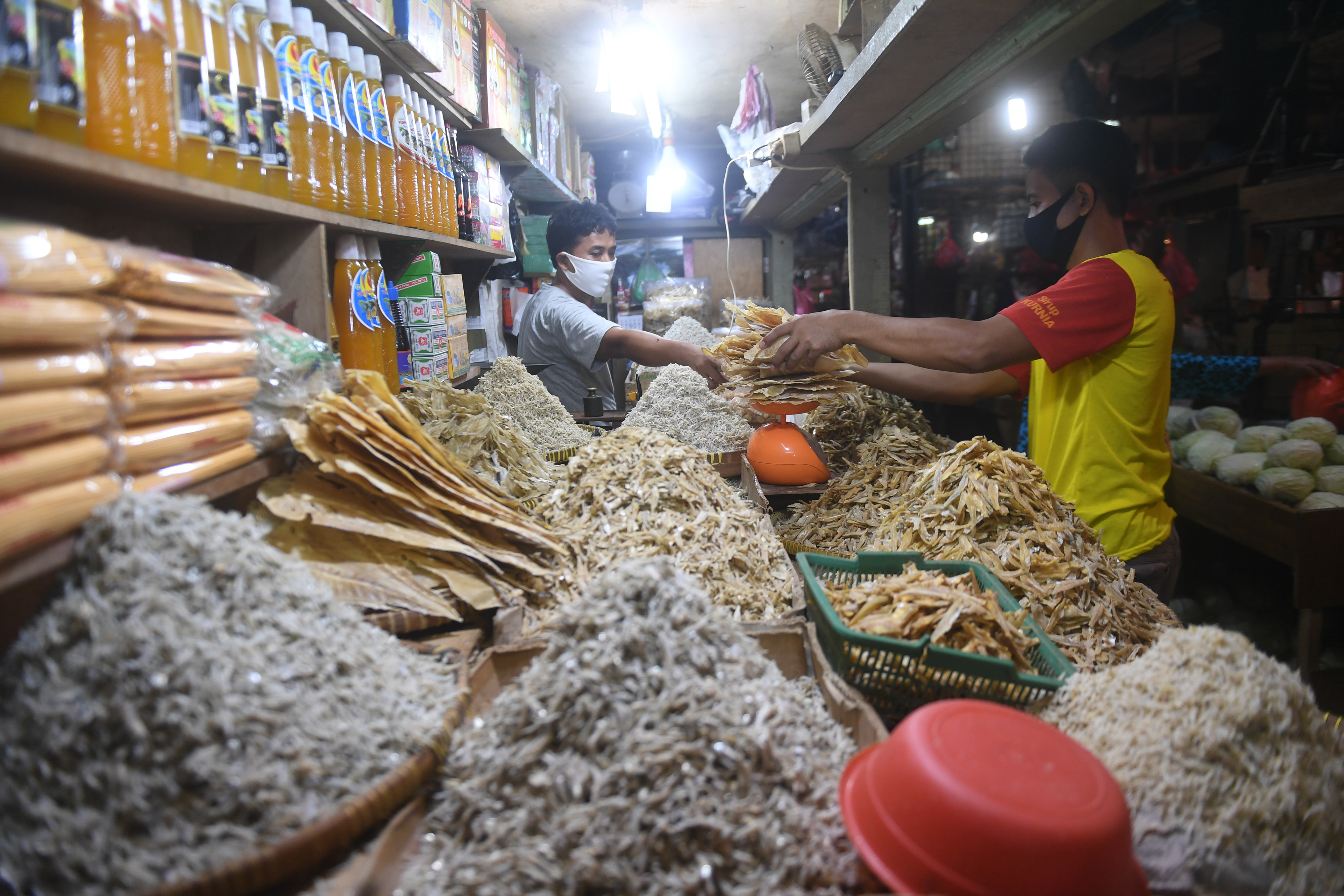 Pedagang melayani pembeli di Pasar Senen, Jakarta Pusat