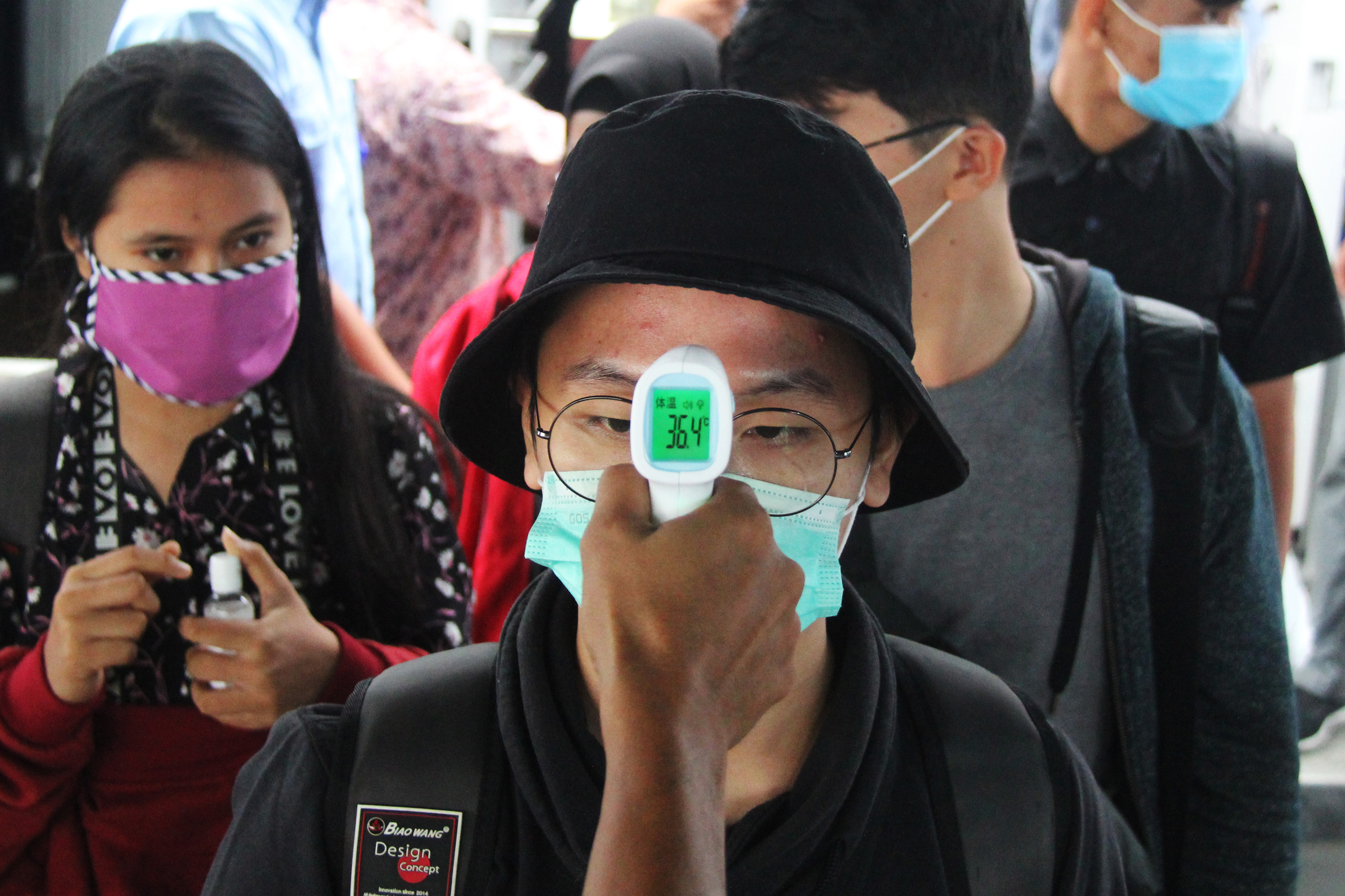 Penumpang kapal dari Batam diperiksa suhu tubuhnya oleh petugas medis di Pelabuhan Bandar Sri Junjungan Dumai di Dumai, Riau.