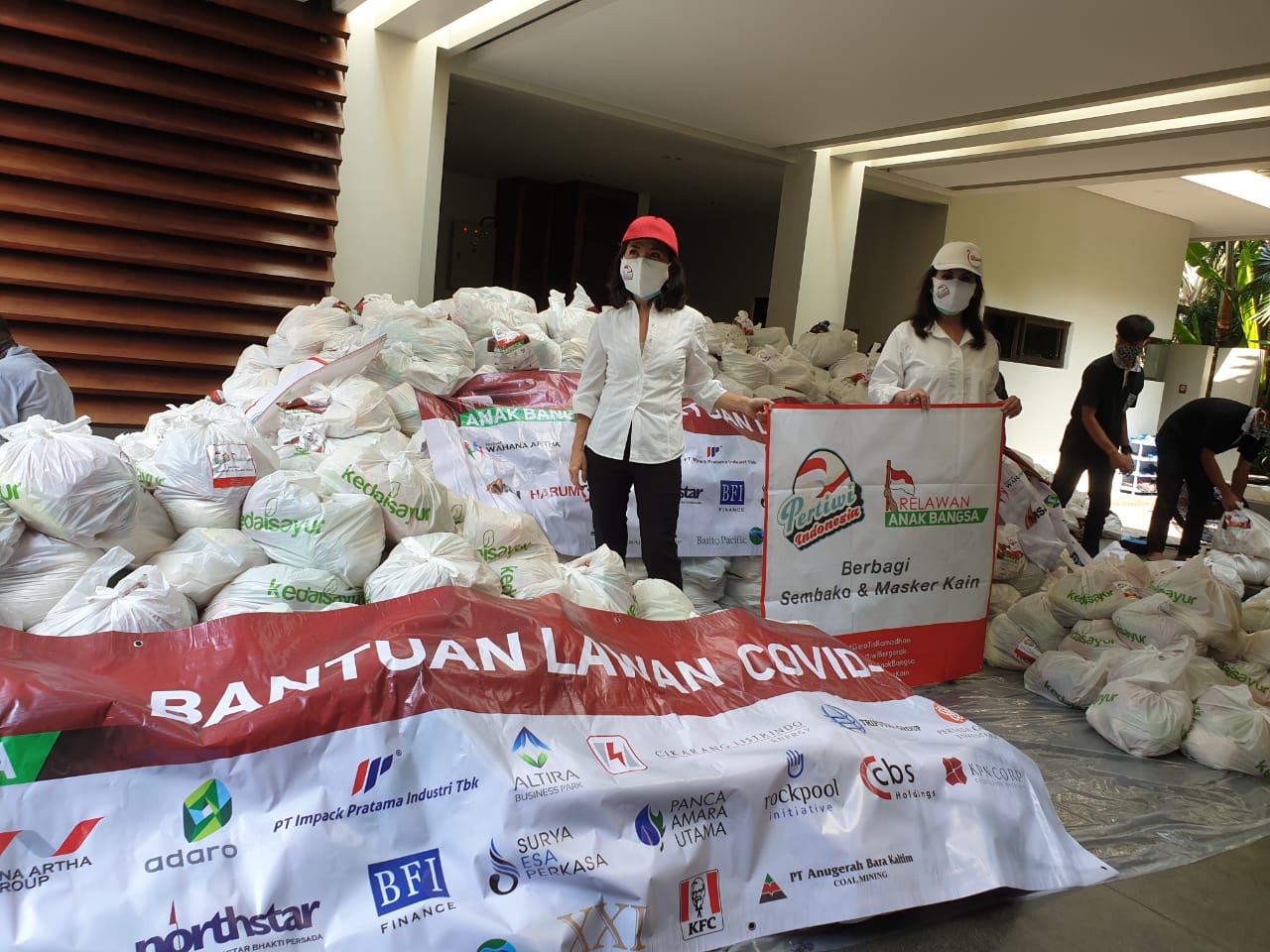 Pertiwi Indonesia dan Relawan Anak Bangsa Berbagi Sembako dan Masker Kain