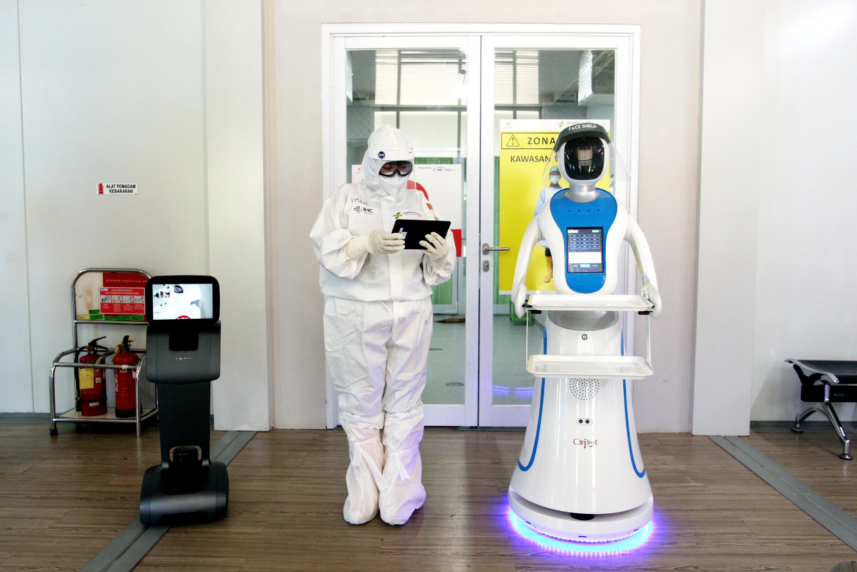 Robot Amy (putih) dan Temi (hitam) saat simulasi membantu petugas medis dalam menangani pasien covid-19 di Rumah Sakit Pertamina Jaya