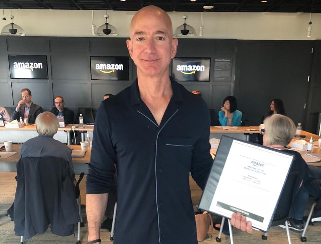 Pemilik Amazon, Jeff Bezos diperkirakan akan menjadi kuaditriluner pertama dunia pada 2026.