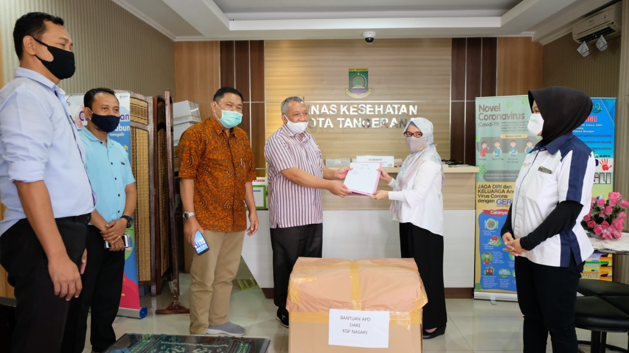 Pinmpinan KSP Nasari KC Jakarta menyerahkan bantuan APD ke Dinas Kesehatan Kota Tangerang.