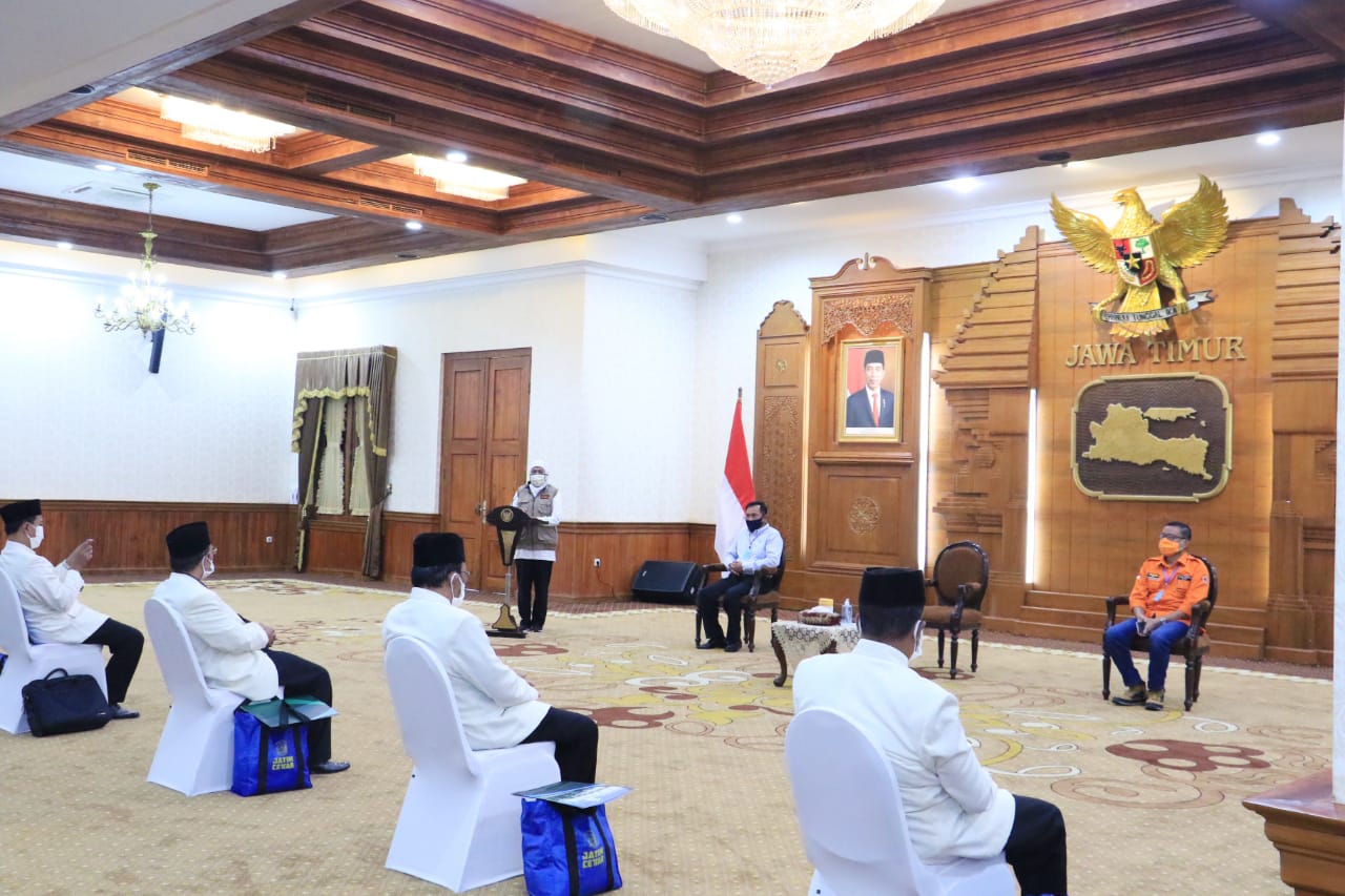 Gubernur Jatim Khofifah Indar Parawansa saat menerima silaturrahim Badan Koordinasi Mubaligh Seluruh Indonesia Jawa Timur, Kamis (7/5).