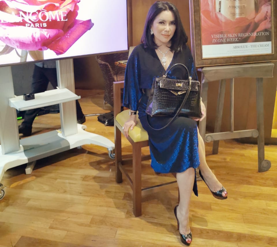 Penyanyi Uci Flowdea