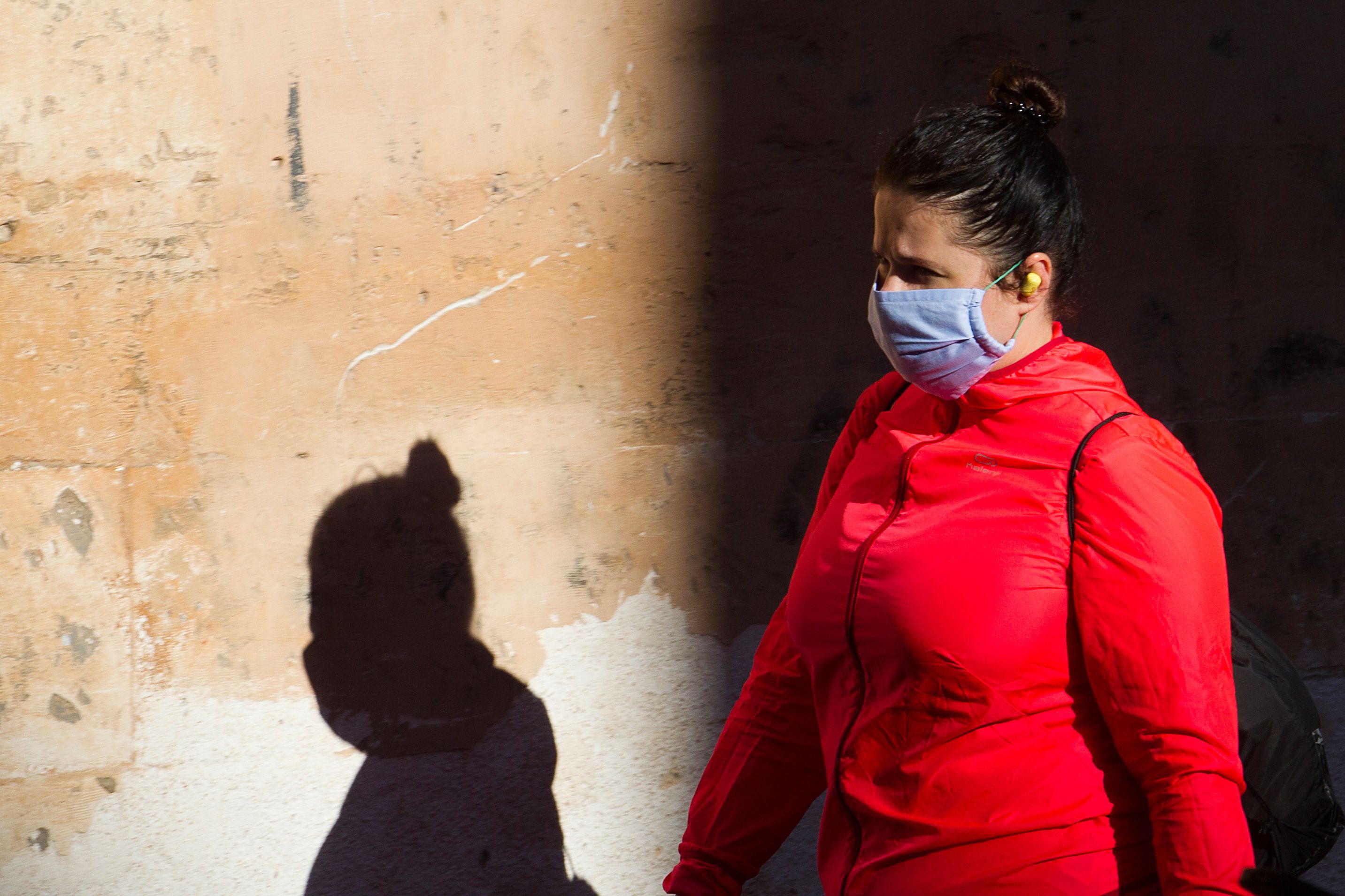 Ilustrasi -- Warga Spanyol menggunakan masker sebagai salah satu protokol kesehatan terkait covid-19