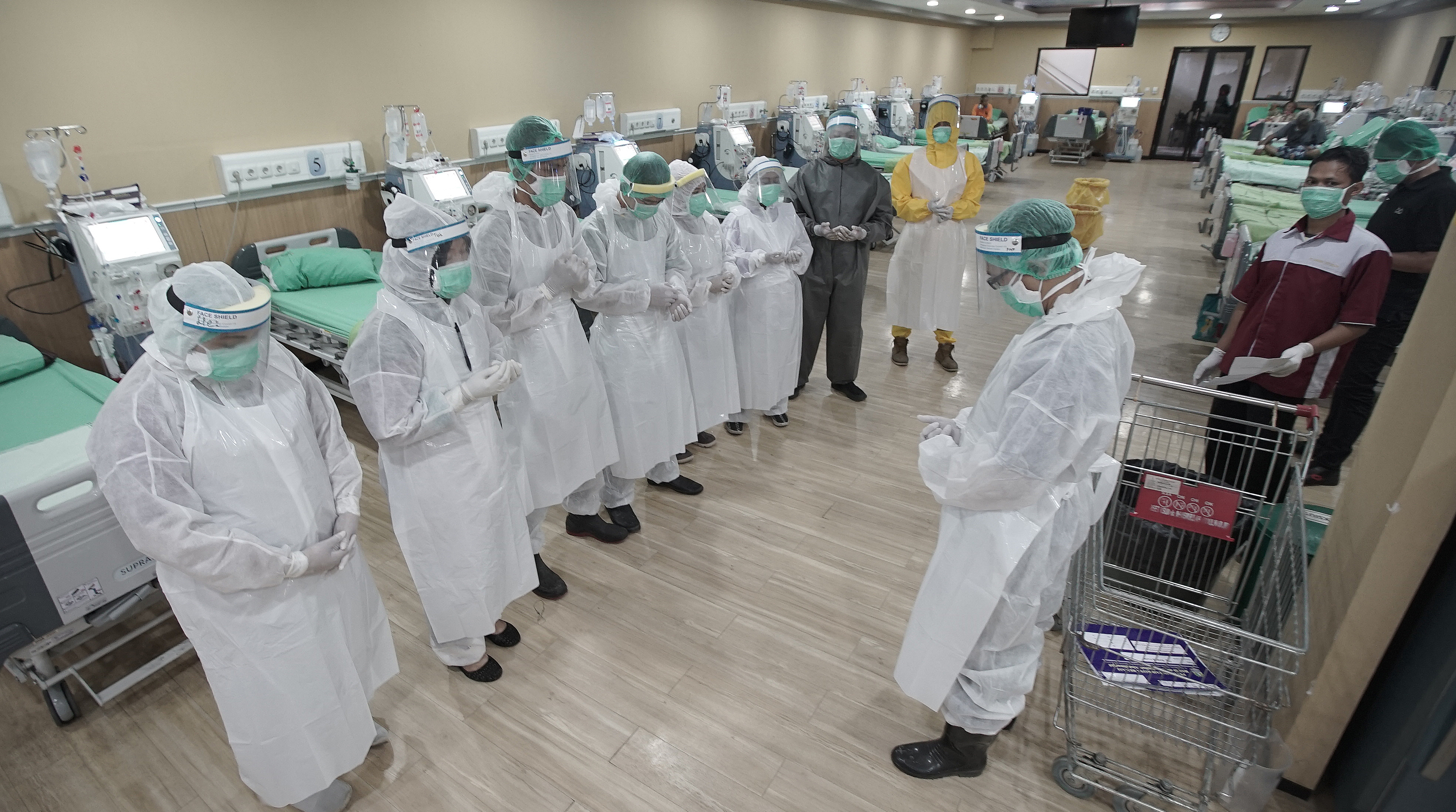 Dokter dan perawat berdoa sebelum memulai penanganan pasien Covid-19 di RSUD dr.Chasbullah Abdulmadjid, Bekasi, Jawa Barat