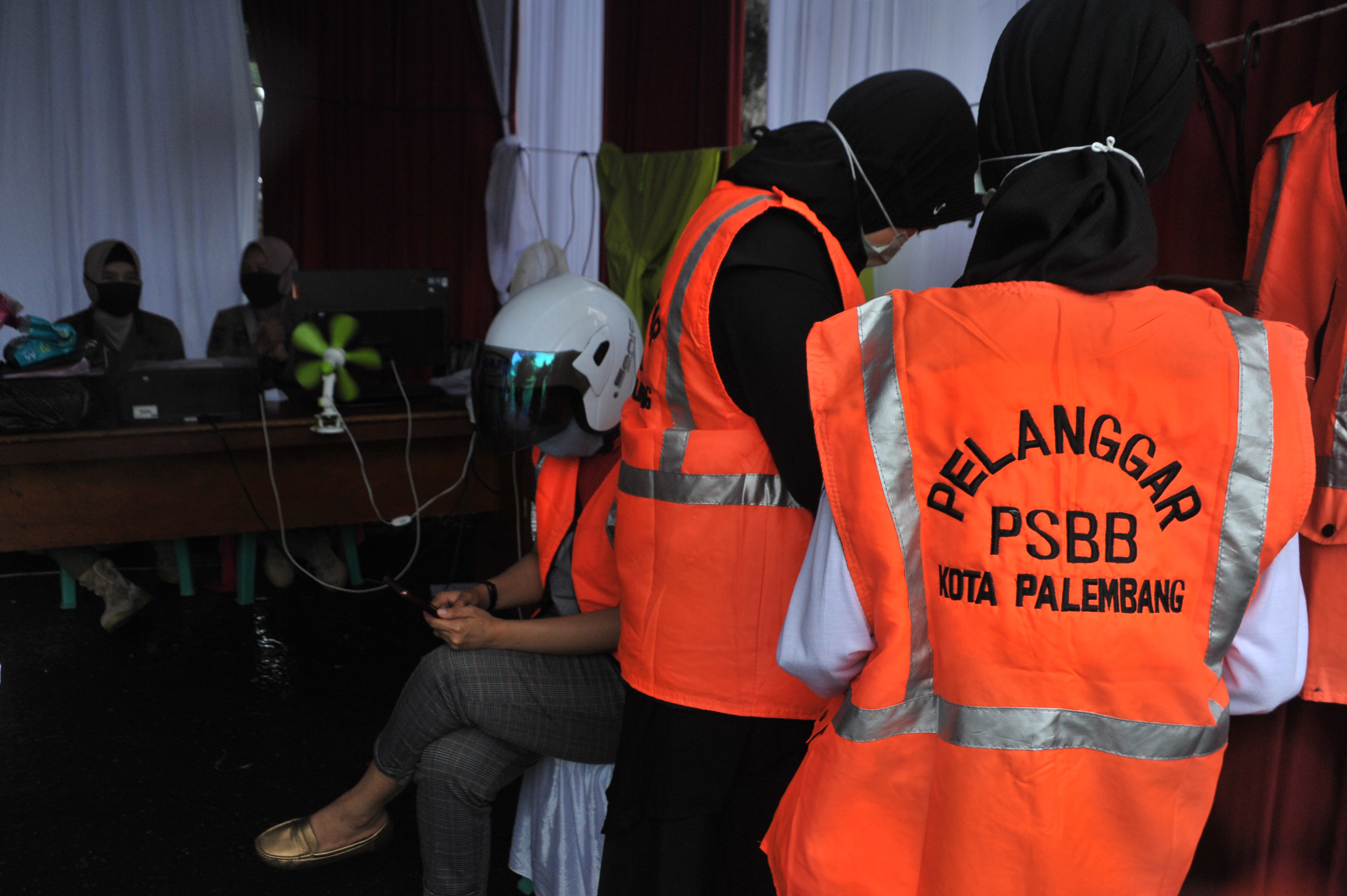 Pelanggar PSBB di KOta APalembang harus memakai rompi oranye