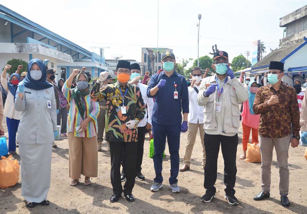 Gubernur Jambi bersama Kadis Perhubungan dan anggota Komunitas Perhubungan Jambi usai memberikan sumbangan pada warga (21/5/2020)