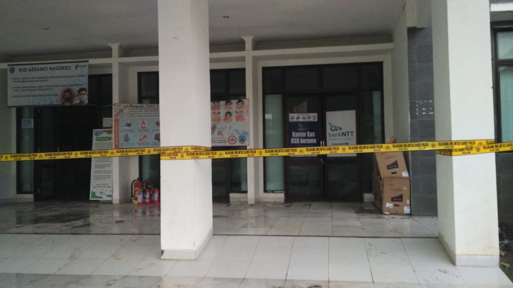 Garis polisi dipasang di akses masuk RSUD Aenamo pascakebakaran.