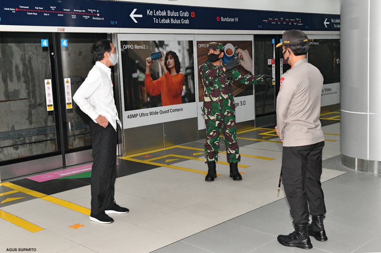 Panglima TNI Marsekal Hadi Tjahjanto (tengah) bersama Presiden Jokowi (kiri) dan Kapolri Jenderal Pol Idham Aziz