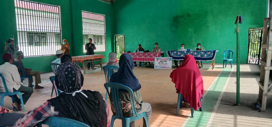 Penyaluran bantuan langsung tunai tahap kedua di Kabupaten Musi Banyuasin, Sumatra Selatan, Kamis (28/5/2020)