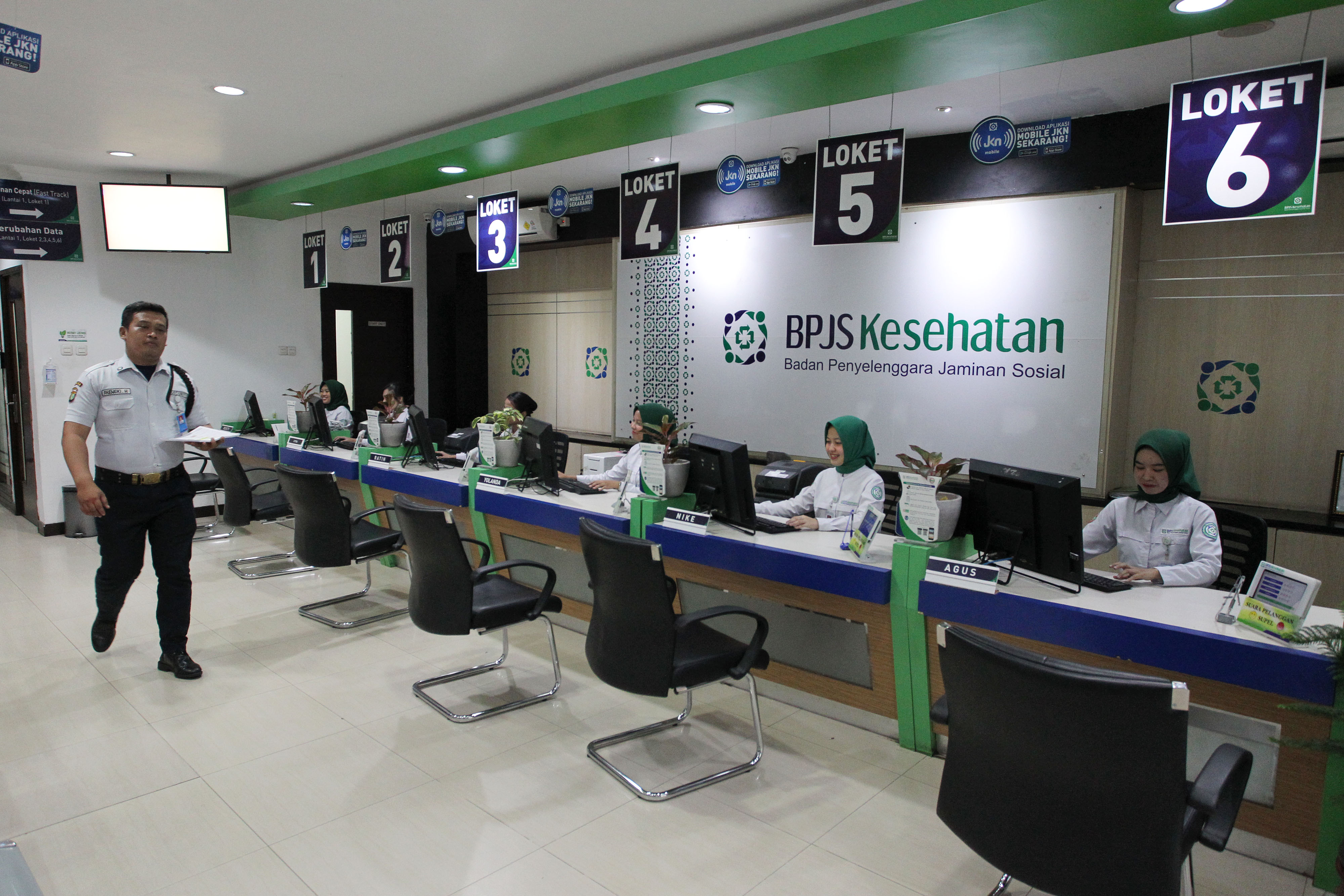 Pegawai BPJS Kesehatan sedang menyelesaikan memasukan data nasabah di Kantor BPJS Kesehatan Jakarta Pusat, Jakarta, Senin (9/3). 