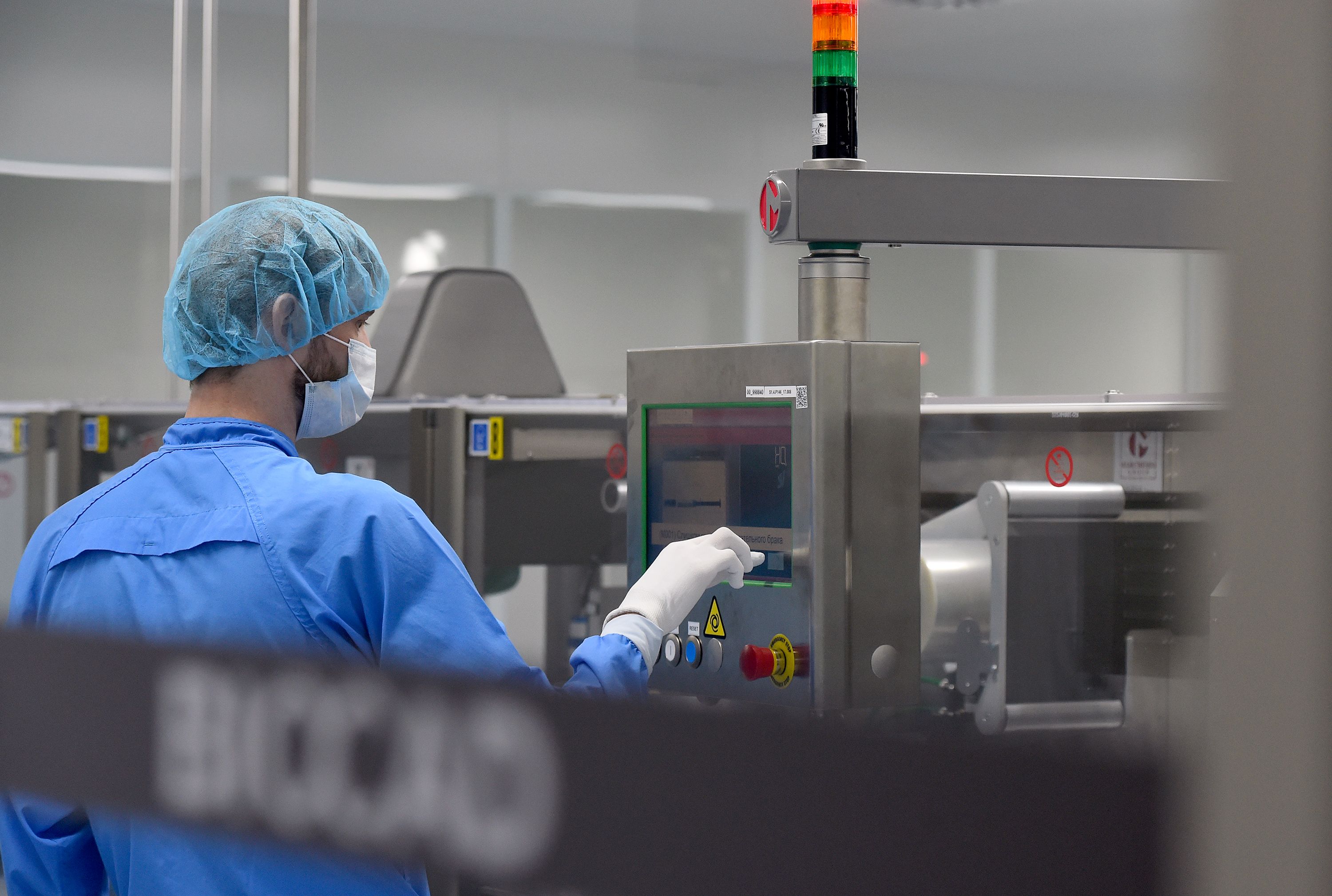 Aktivitas peneliti di Rusia yang mengawasi pengembangan vaksin covid-19.