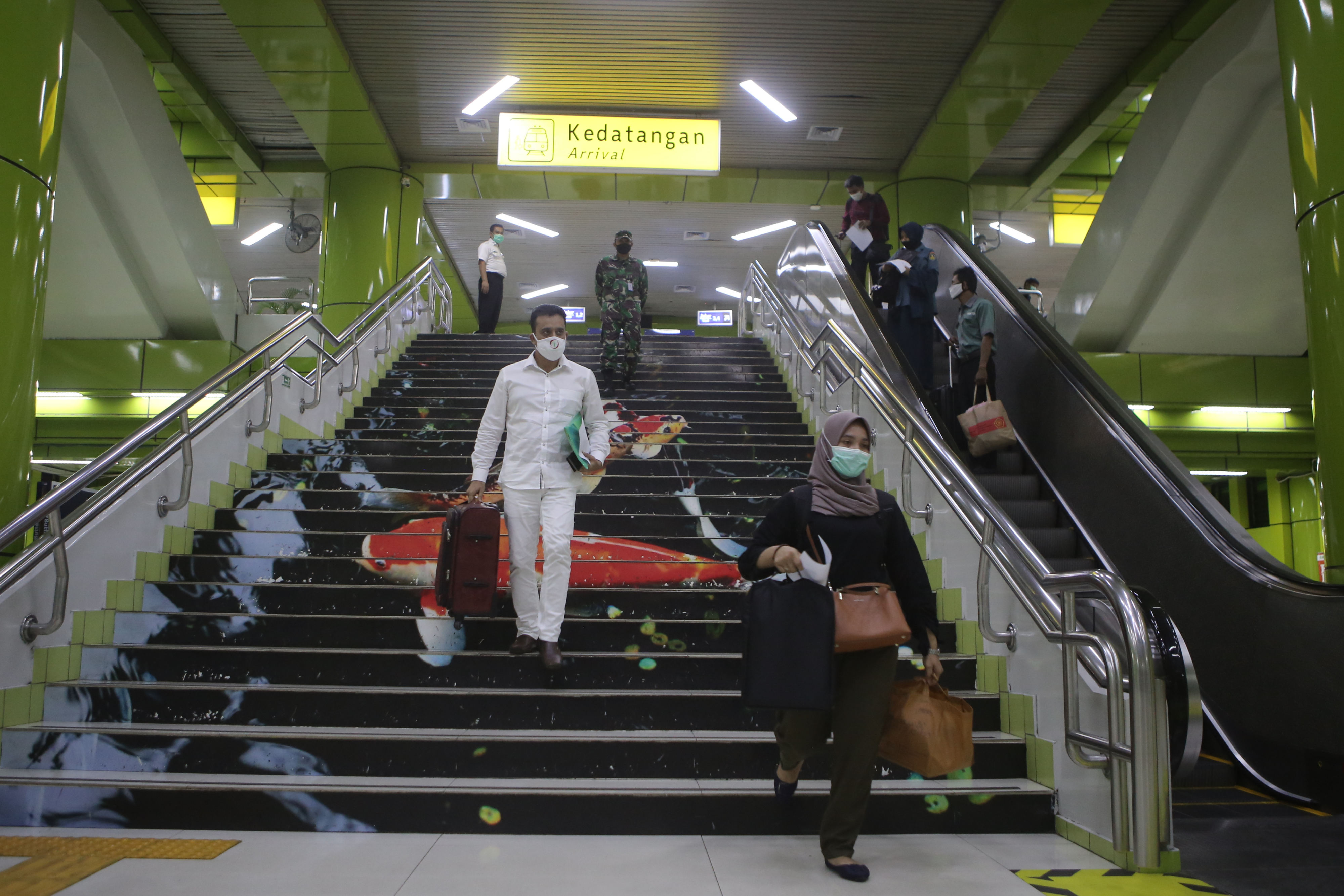 Petugas melakukan pemeriksaan dokumen penumpang Kereta Api Luar Biasa (KLB) Gambir-Surabaya Pasarturi saat tiba di Stasiun Gambir, Jakarta.