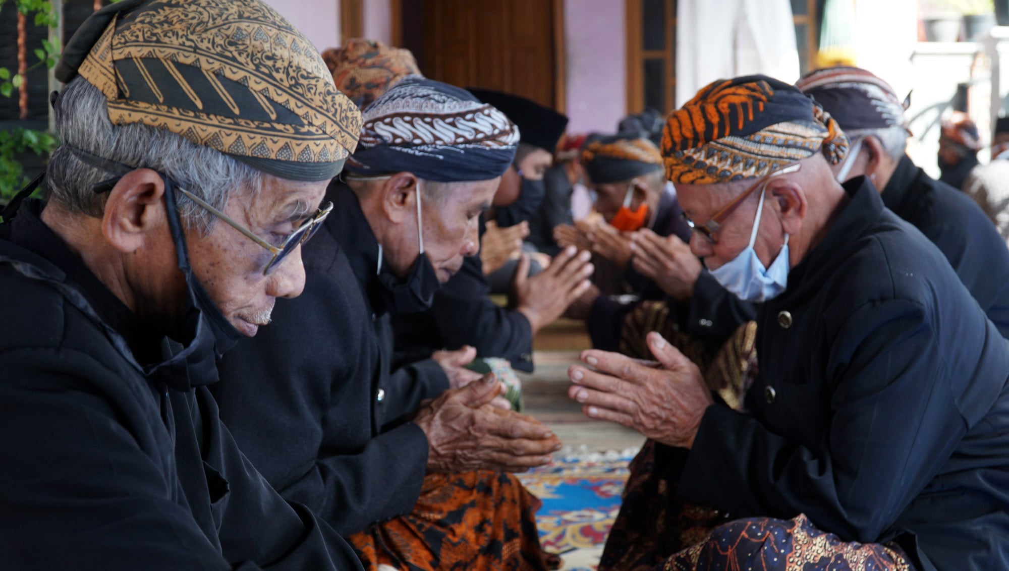 Komunitas Adat Kejawen Kasepuhan Kalitanjung Banyumas mengadakan sungkeman selama pandemi dengan membatasi hanya 15 orang.