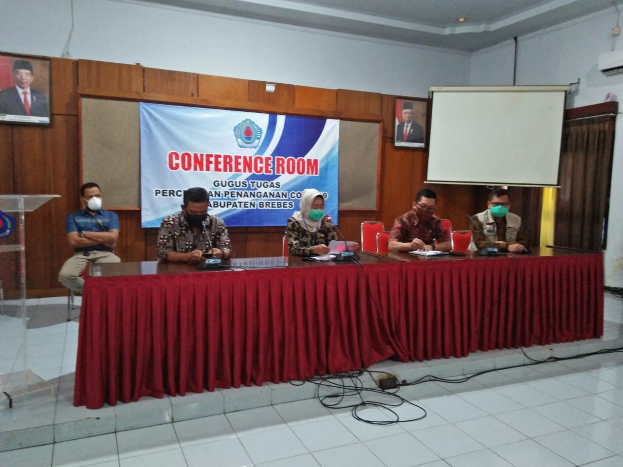 Bupati Brebes Idza Priyanti (berhijab) menjelaskan satu warganya positif covid-19. Kabupaten Brebes kini masuk zona merah covid-19.