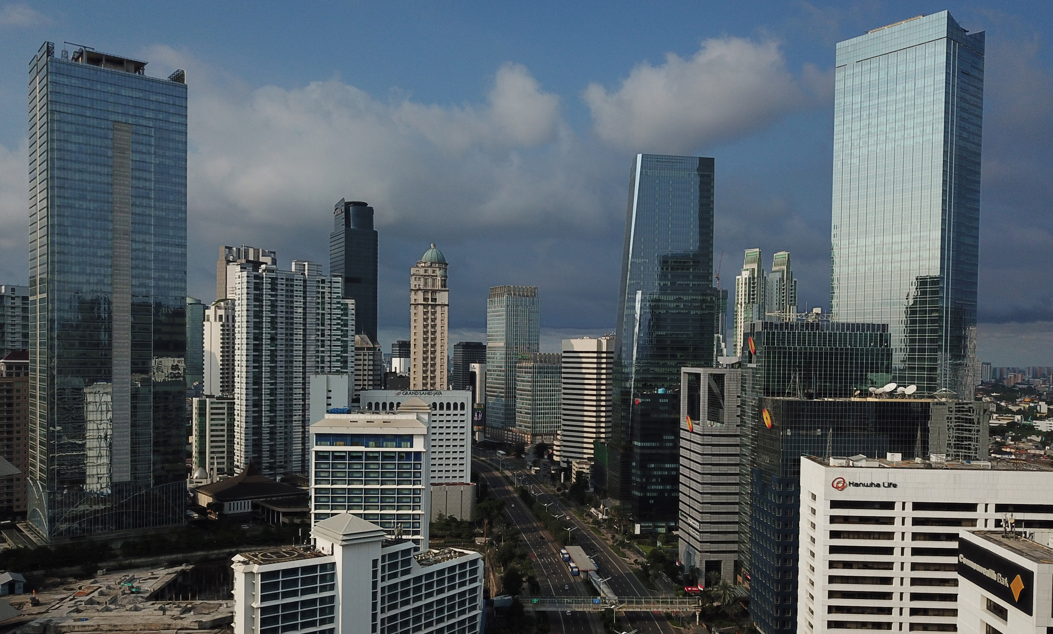 Gedung perkantoran di kawasan Sudirman, Jakarta, yang minim aktivitas selama PSBB.