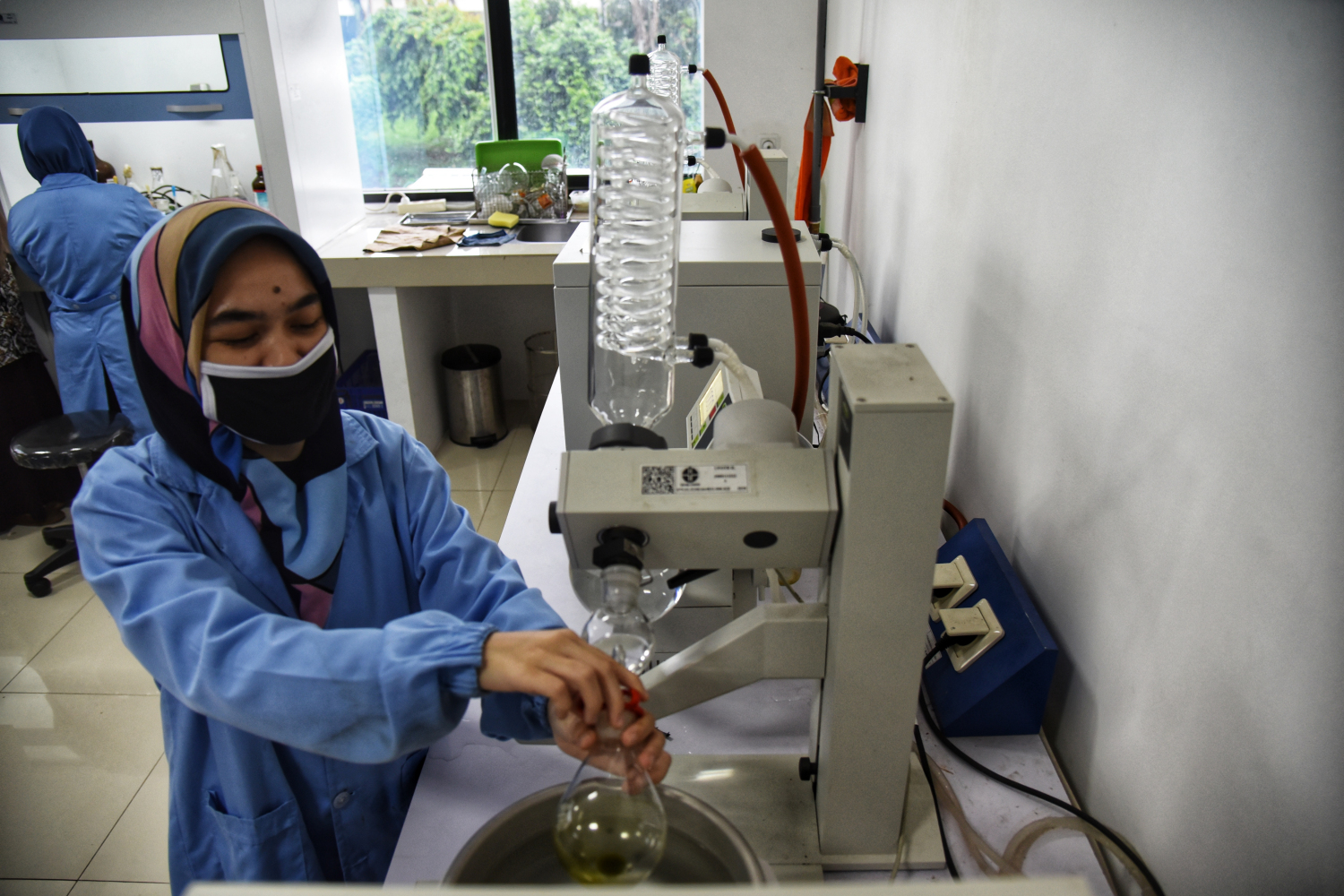 Peneliti LIPI sedang memisahkan ekstrak daun ketepeng untuk mendapatkan senyawa murni yang akan digunakan sebagai obat herbal untuk covid-19