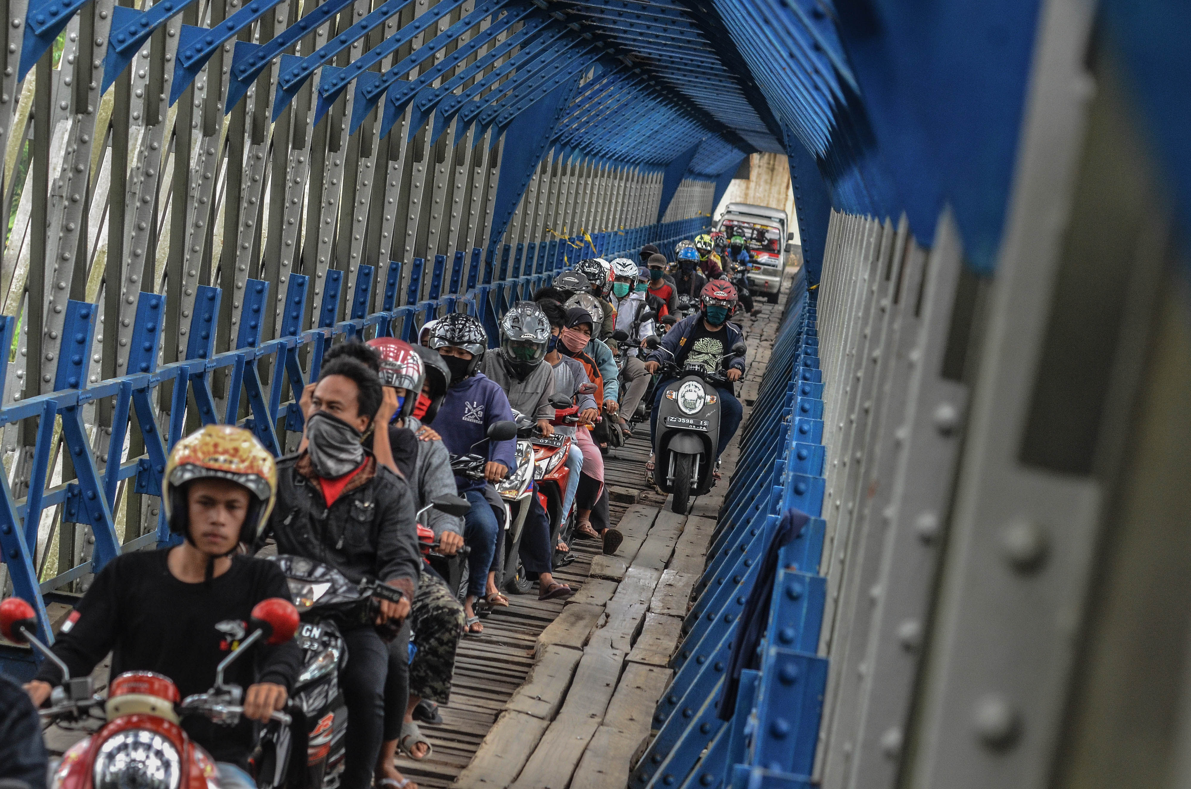 : Puluhan pemudik lokal melintas di terowongan Jembatan Cirahong yang menjadi jalur alternatif Kabupaten Tasikmalaya dengan Kabupaten Ciamis