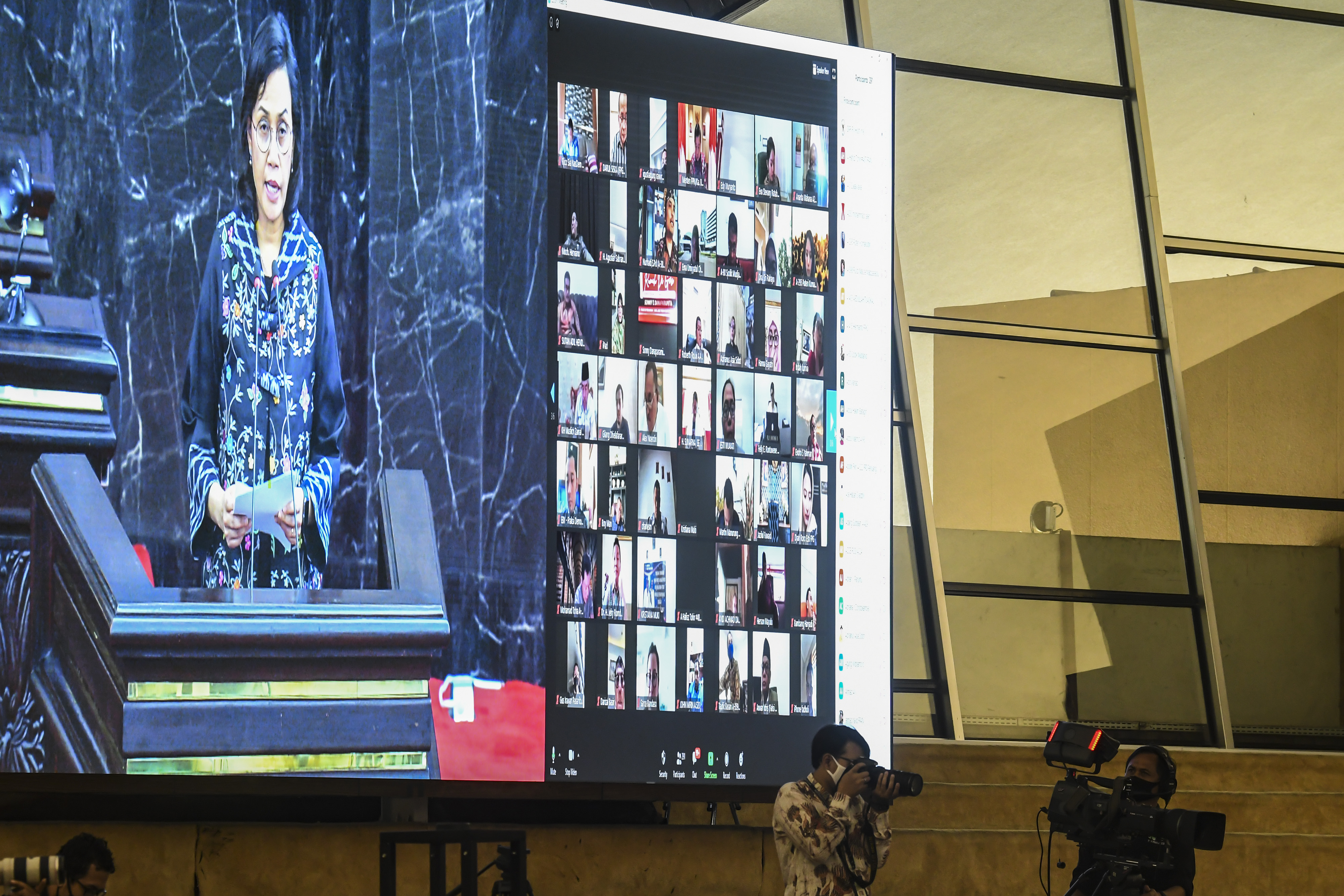 Menteri Keuangan Sri Mulyani membacakan pandangan pemerintah pada Rapat Paripurna masa persidangan III 2019-2020, di Komplek Parlemen.