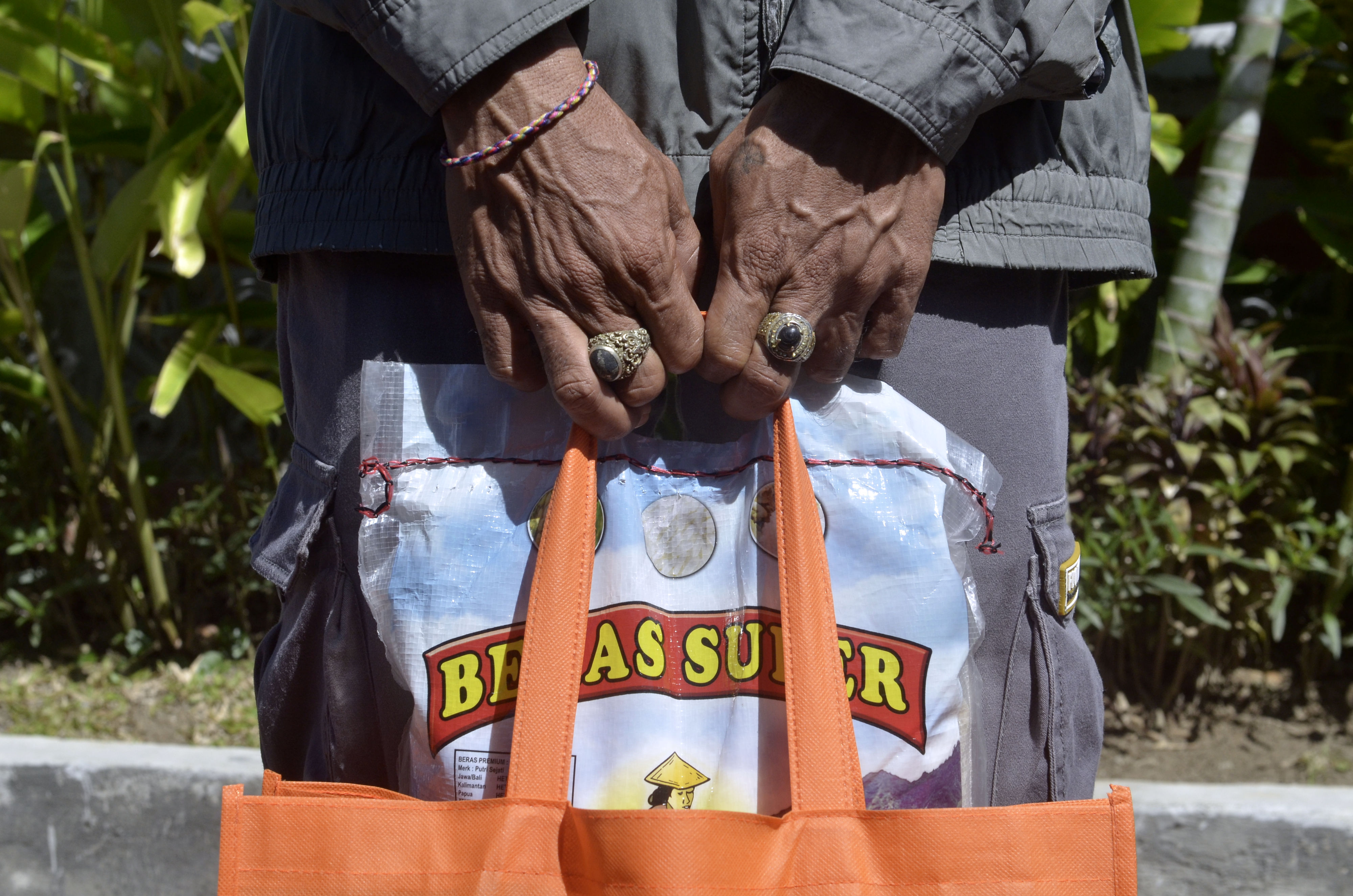 Pemerintah memberikan bantuan sosial bagi warga terdampak Covid-19.