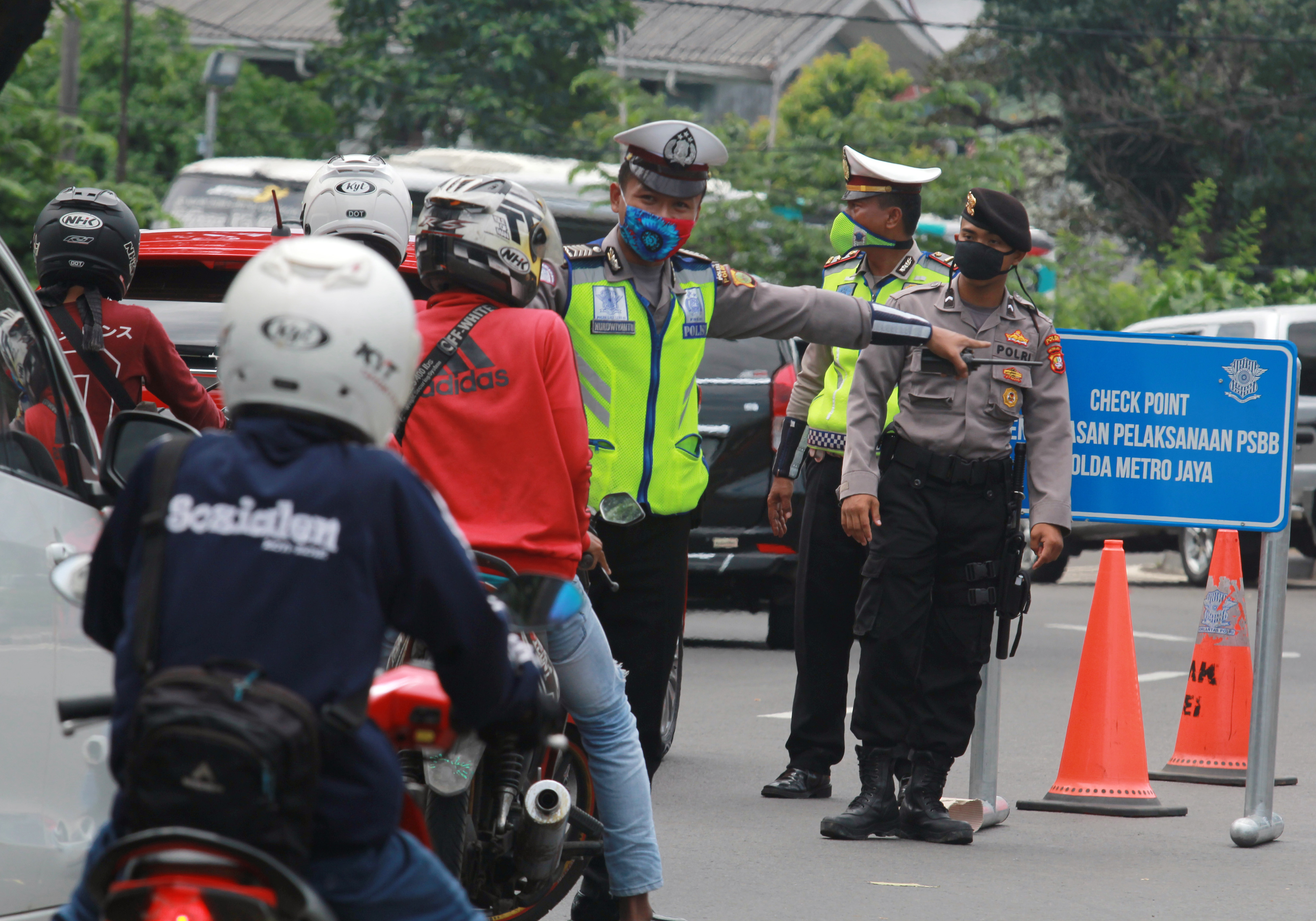 Polisi menindak pelanggar PSBB