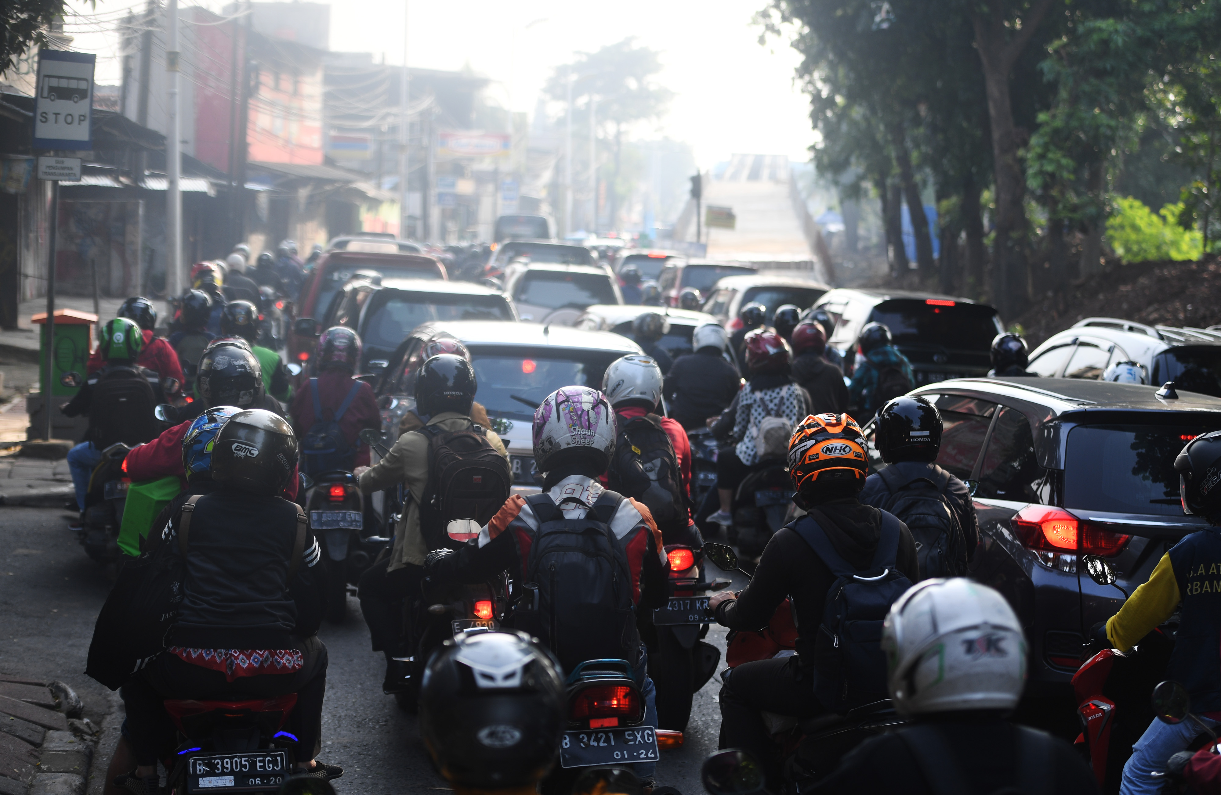 Sejumlah kendaraan terjebak kemacetan di Lenteng Agung, Jakarta, hari ini.