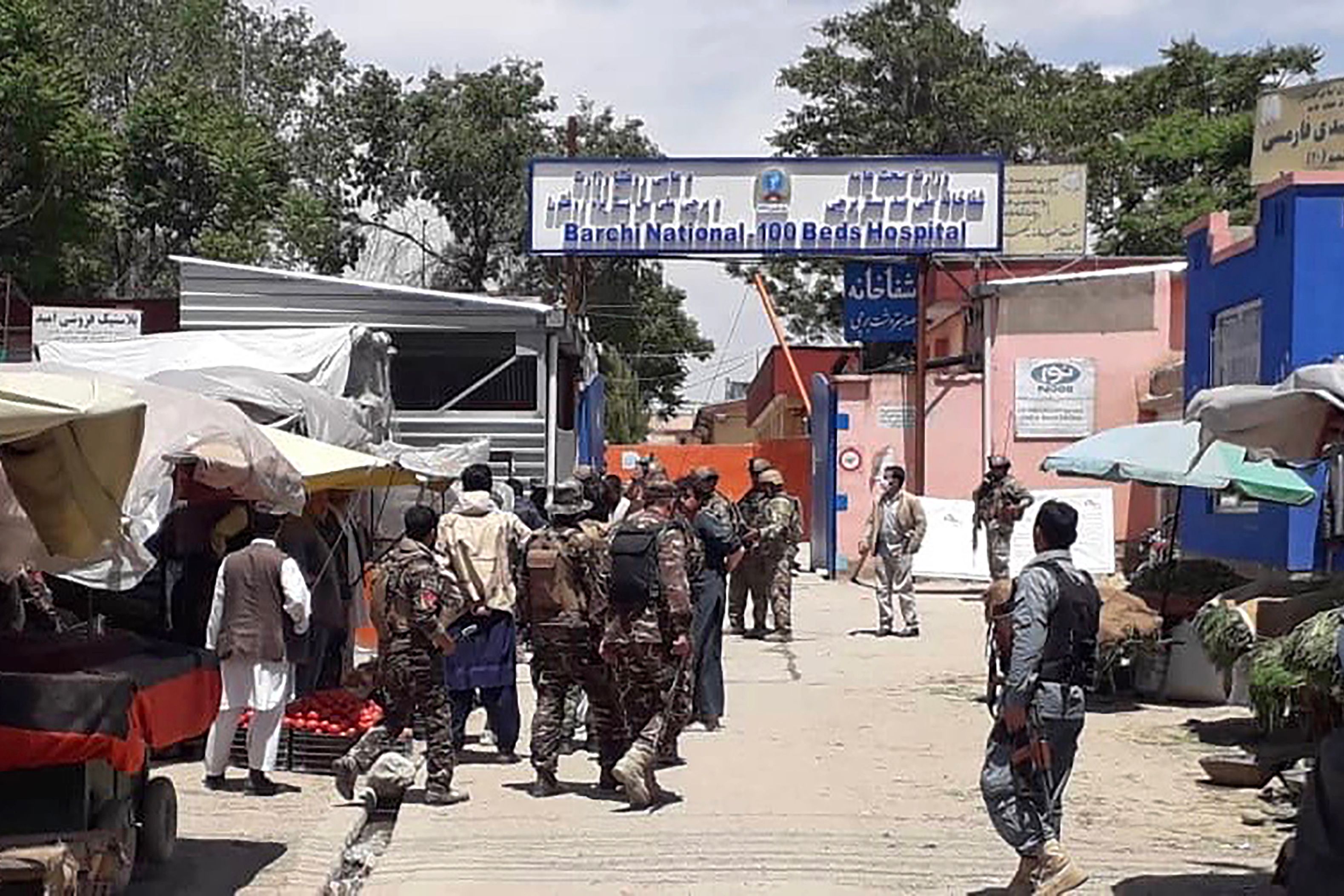 Personel militer Afghanistan berada di luar sebuah rumah sakit bersalin di Kabul tempat kelompok teroris menewaskan 14 orang.