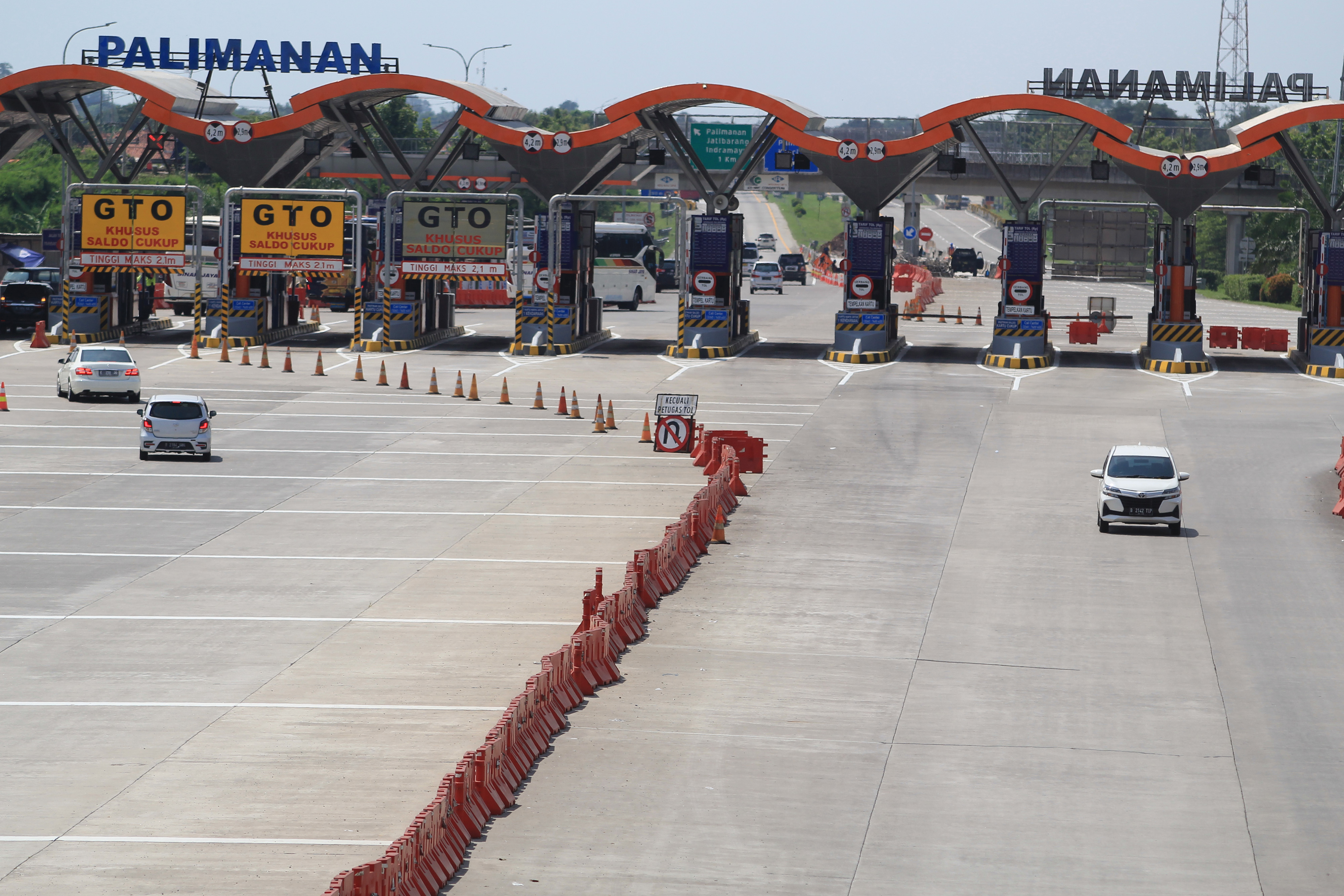 Kendaraan melintas di Tol Cipali, Palimanan, Cirebon, Jawa Barat, Rabu (22/4/2020).