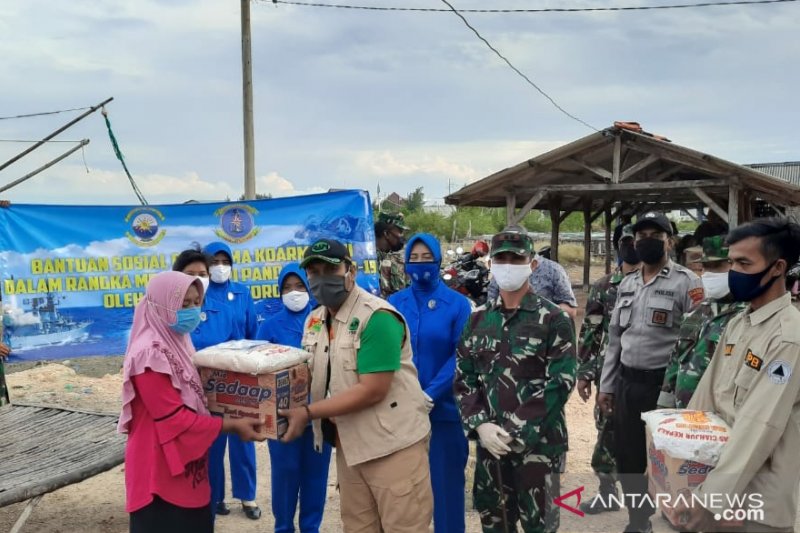 Bantuan sembako pada nelayan di Pamekasan, Selasa (19/5).