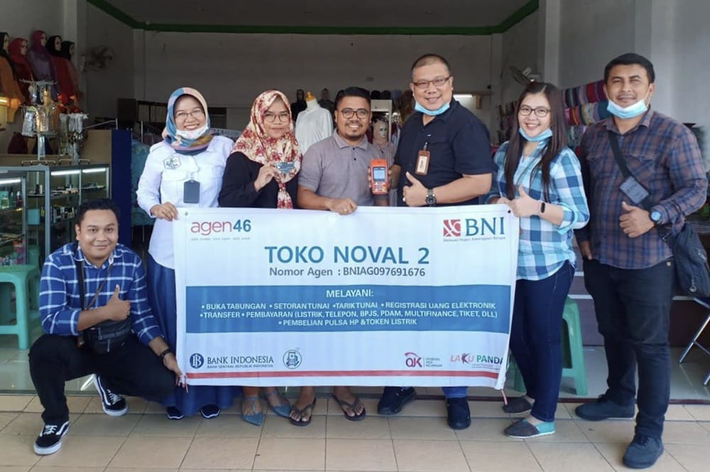 Kepala BNI Cabang Ternate, Jhonatan Laipan (Kaos Hitam) bersama Agen-46.