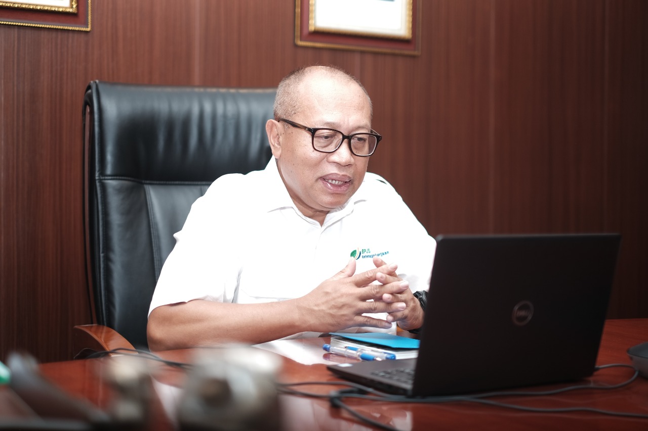 Direktur Utama BPJAMSOSTEK Agus Susaanto memberi pemaparan saat konferensi pers virtual, Rabu (20/5).  
