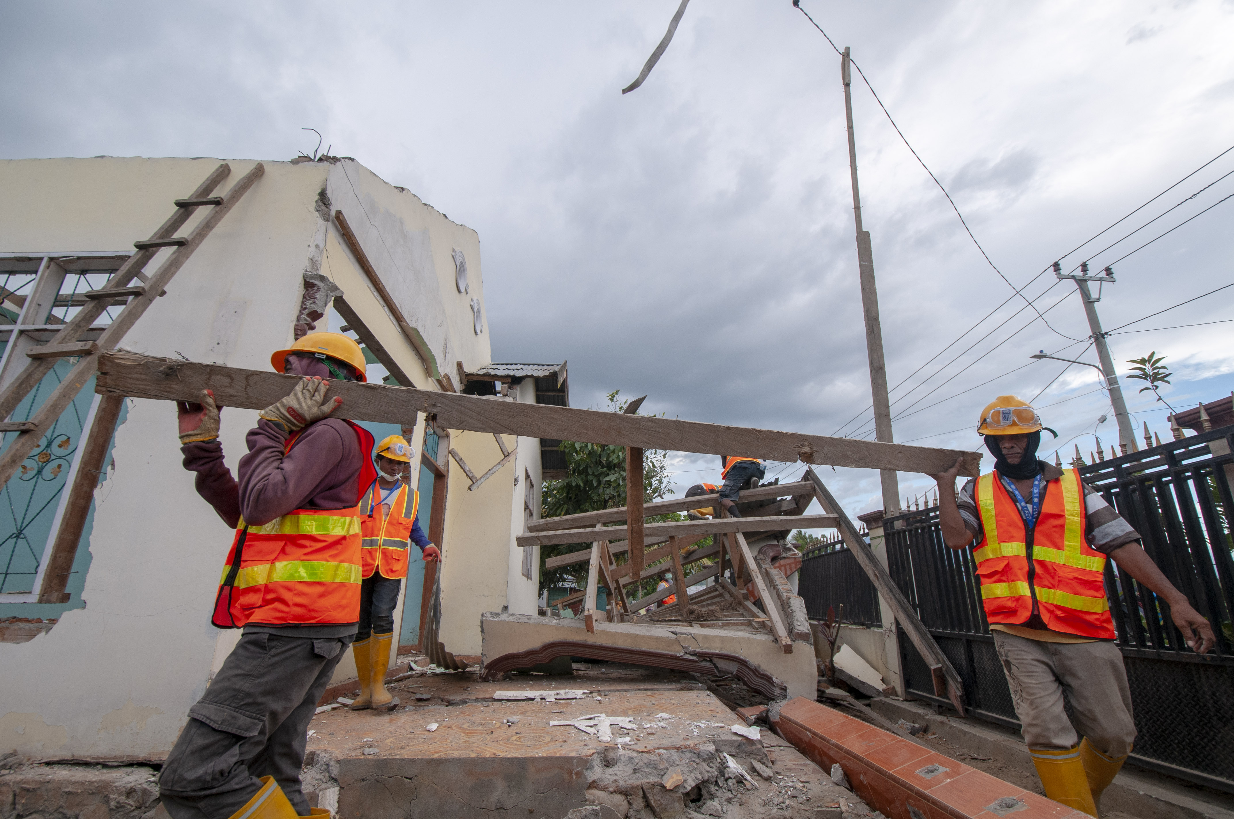 Sejumlah warga di Desa Karawana, Sulawesi Tengah, mengikuti program pemberdayaan dengan sistem padat karya.